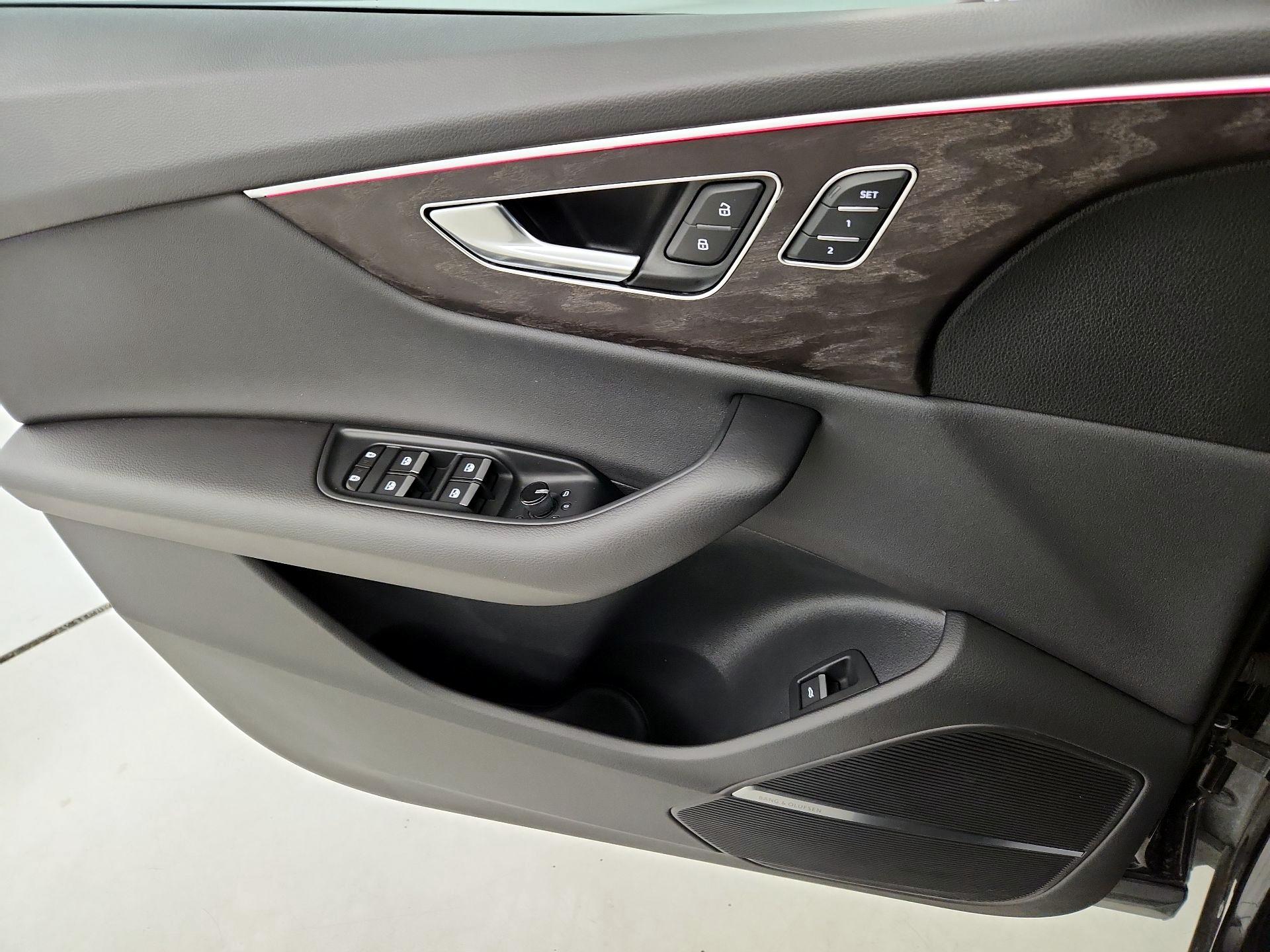 Thumbnail: 2021 Audi Q8 - 12