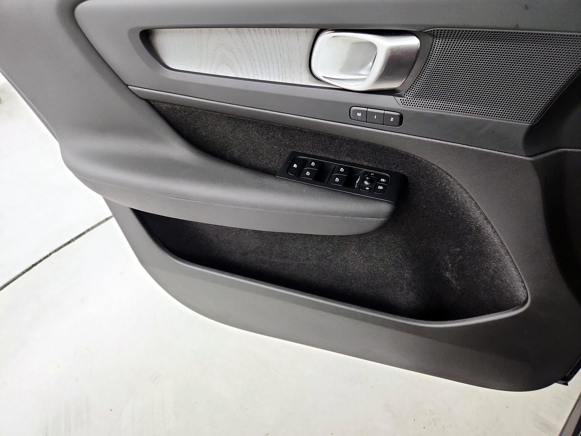 Thumbnail: 2025 Volvo XC40 - 12