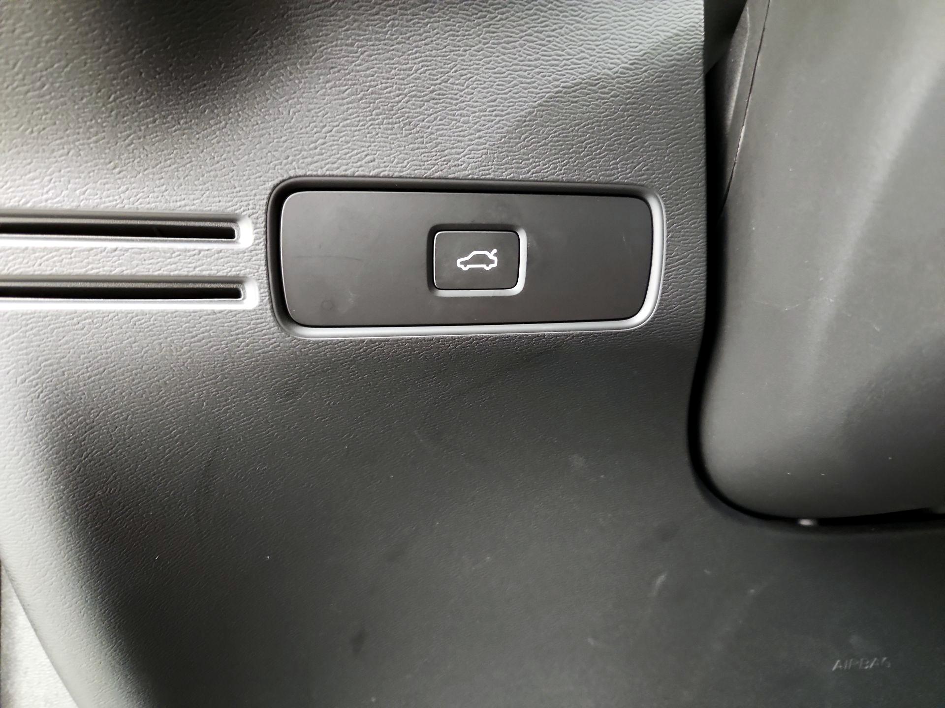 Thumbnail: 2025 Volvo XC40 - 13