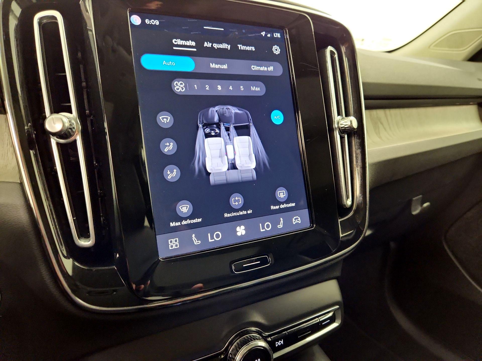 Thumbnail: 2025 Volvo XC40 - 17