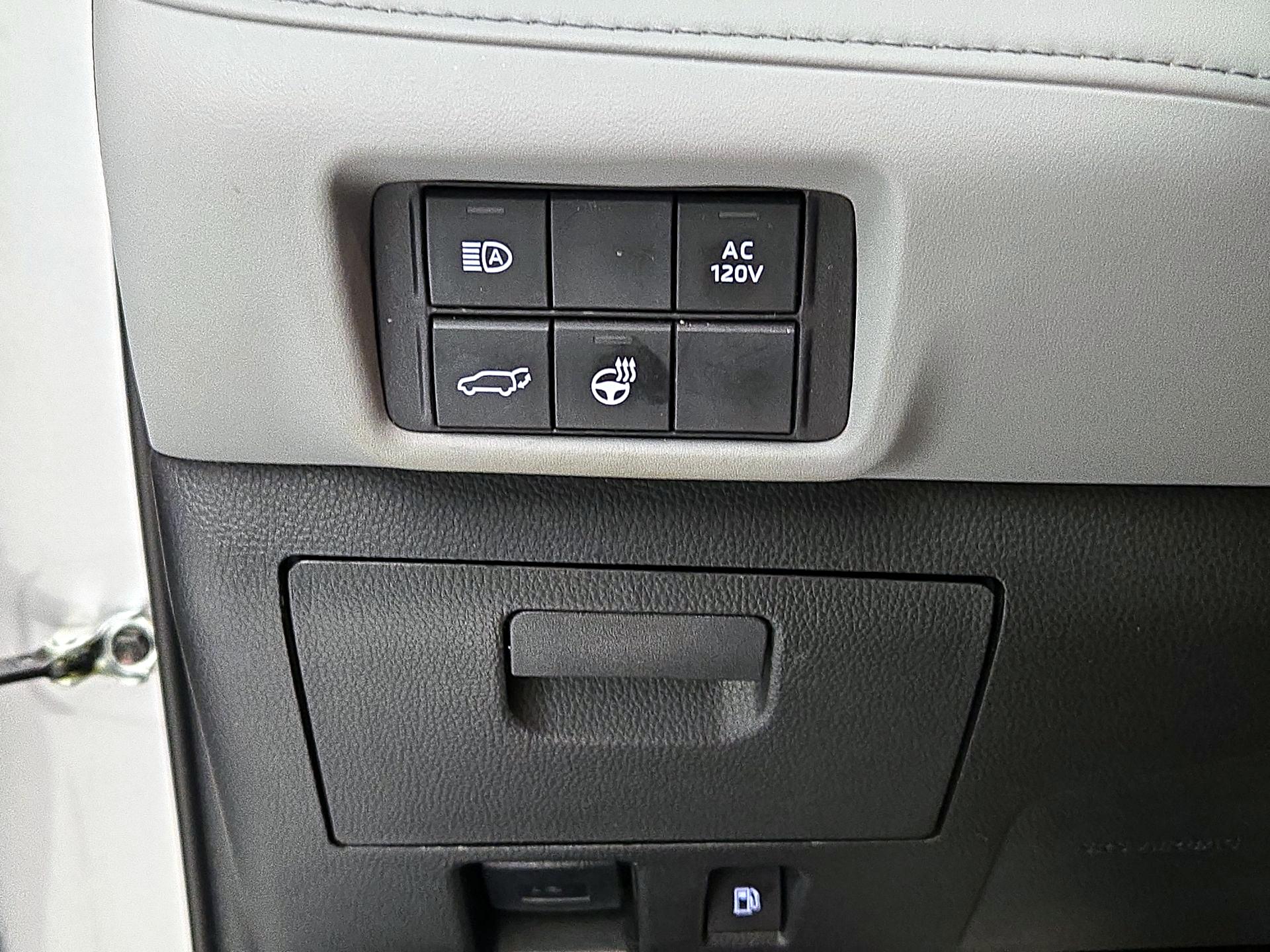 Thumbnail: 2023 Toyota Highlander - 13