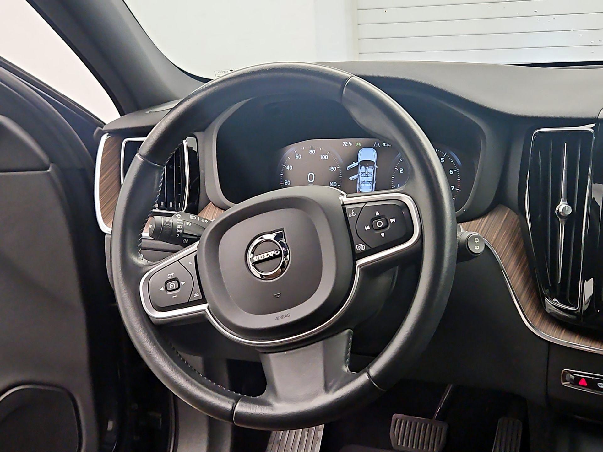 Thumbnail: 2021 Volvo XC60 - 10