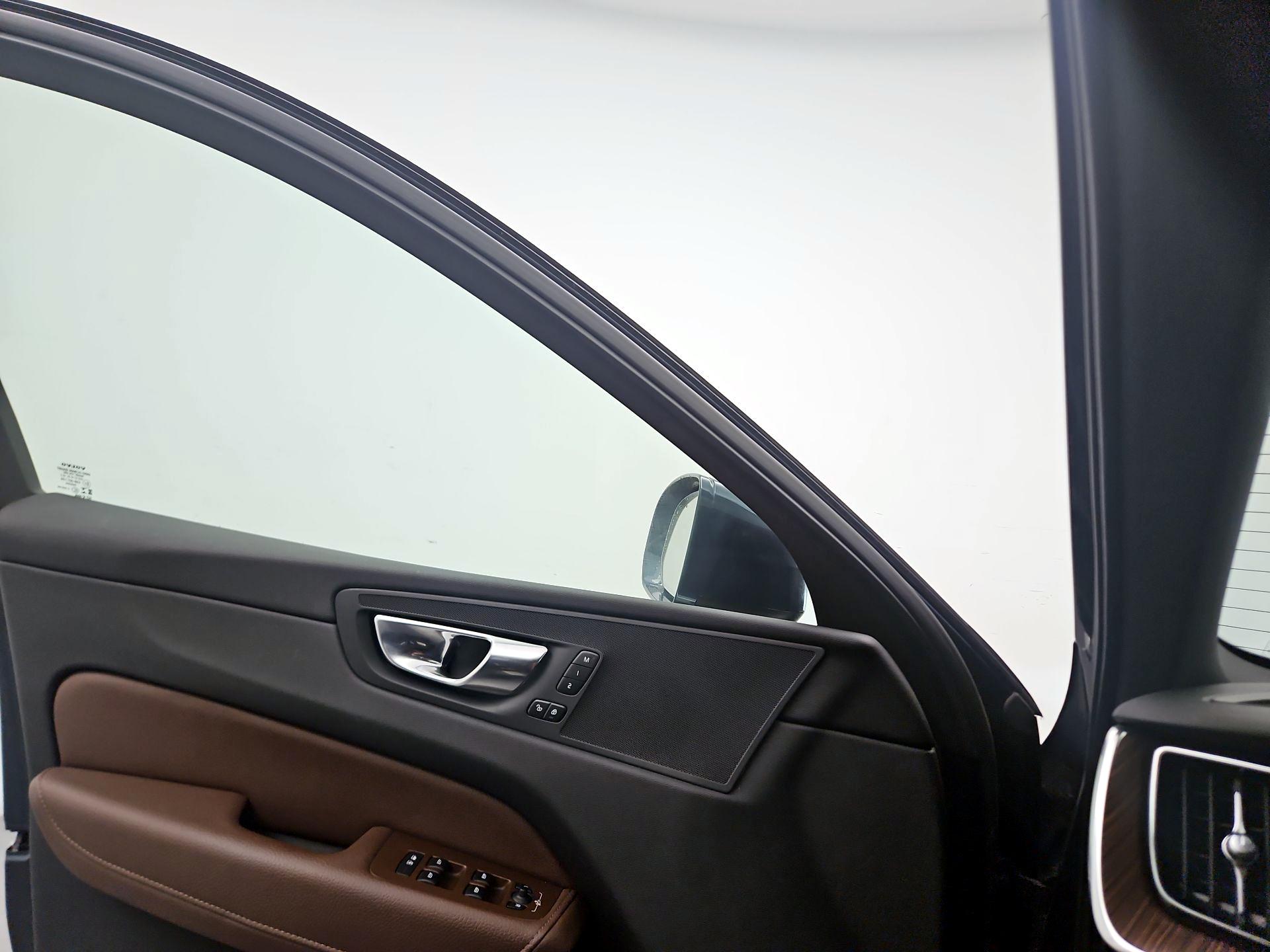 Thumbnail: 2021 Volvo XC60 - 12