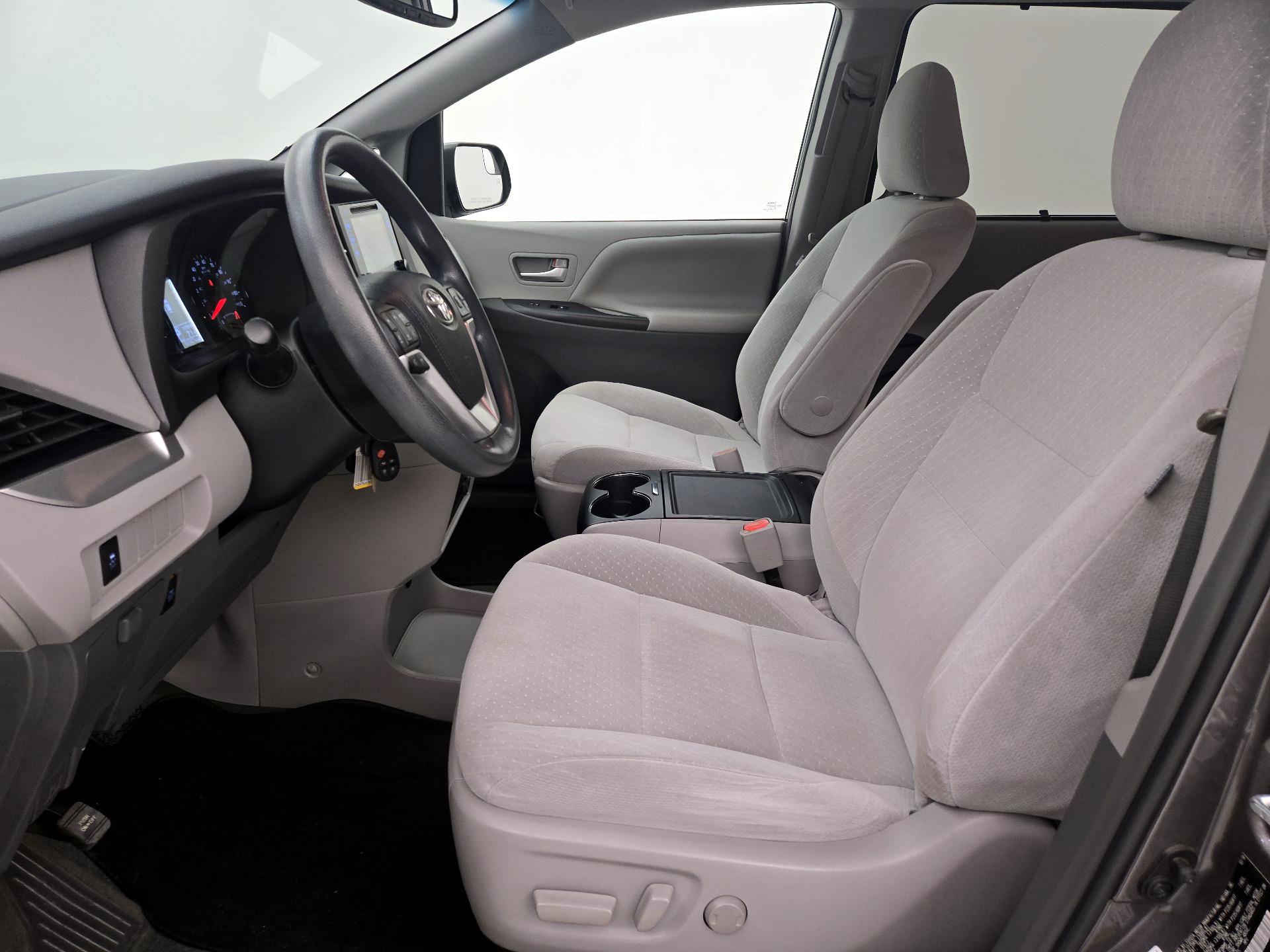 Thumbnail: 2017 Toyota Sienna - 9