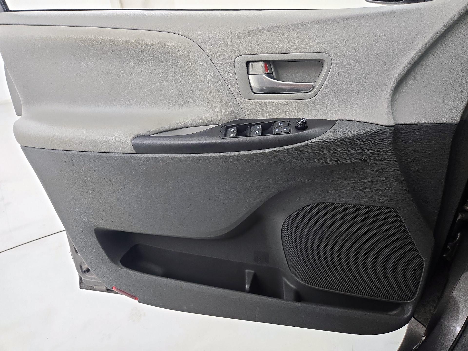 Thumbnail: 2017 Toyota Sienna - 10