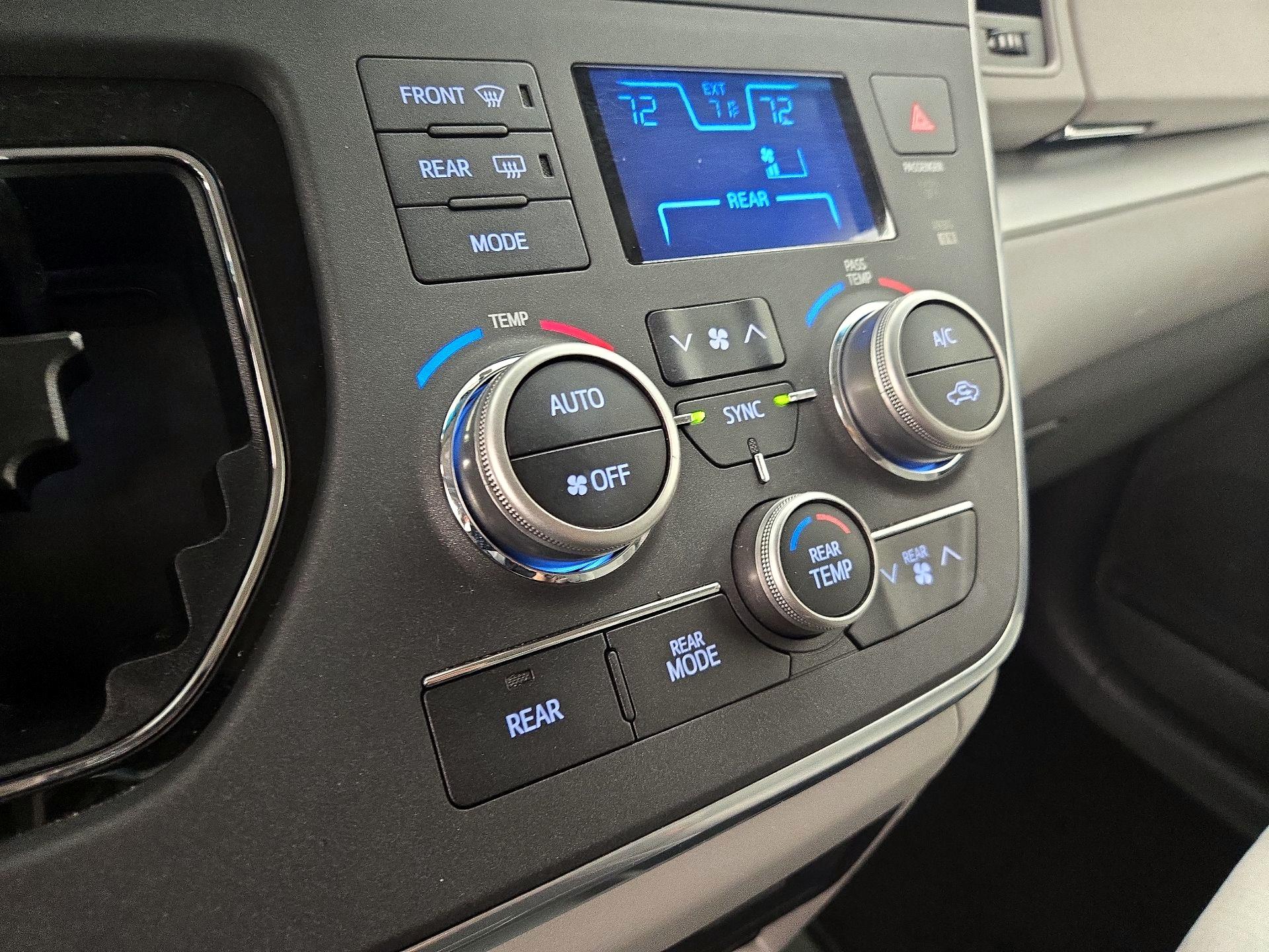 Thumbnail: 2017 Toyota Sienna - 14
