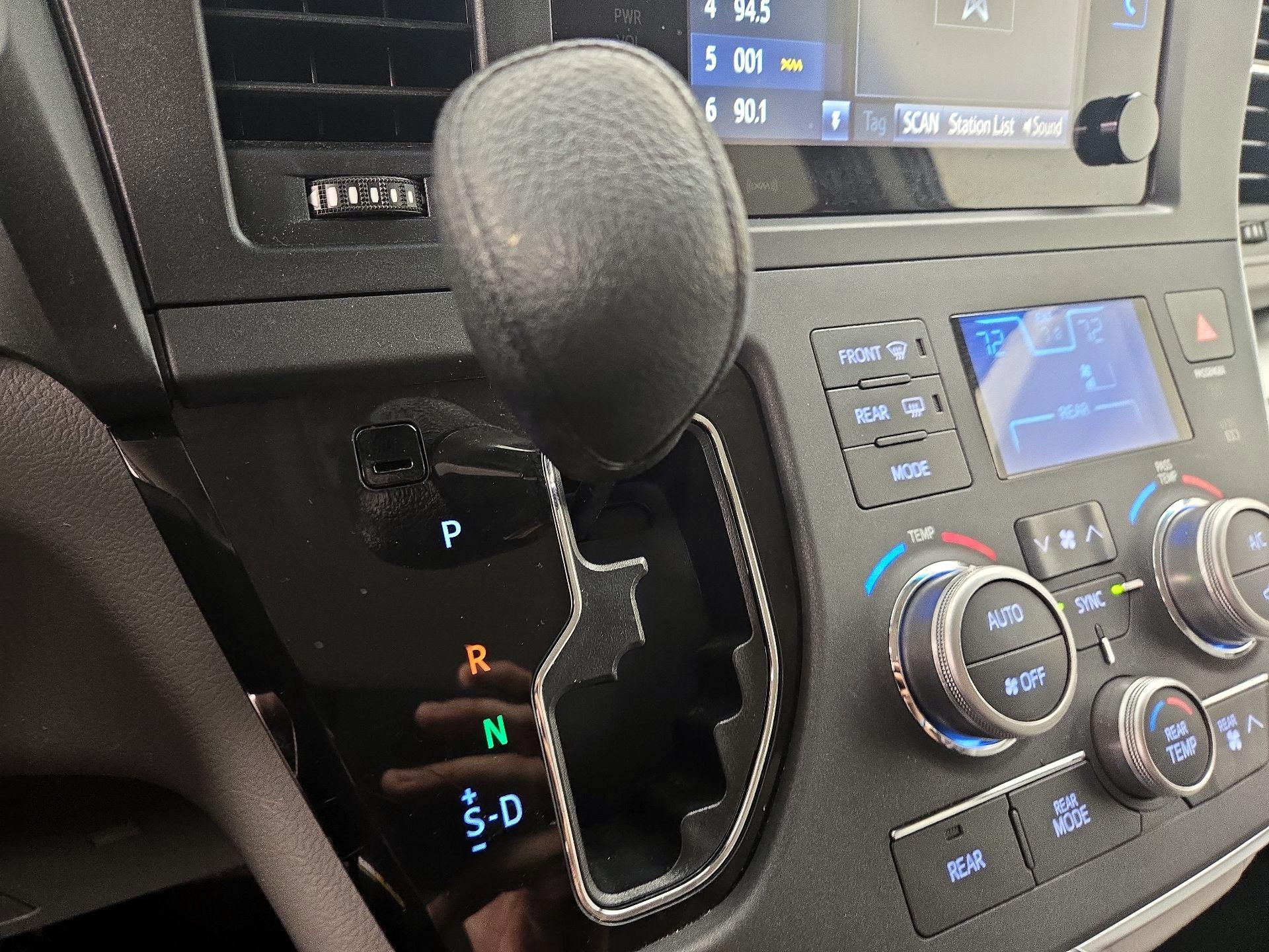 Thumbnail: 2017 Toyota Sienna - 15