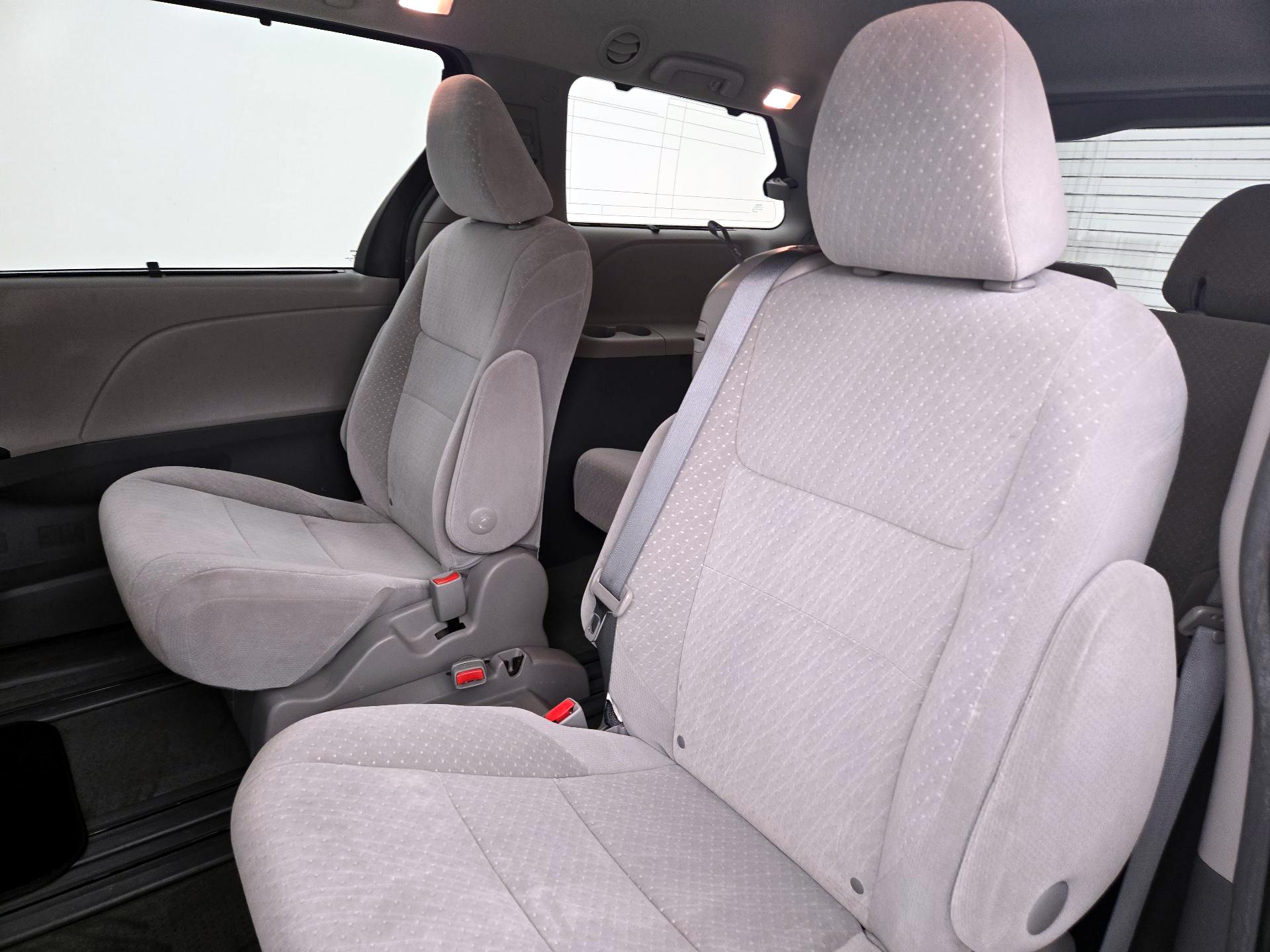 Thumbnail: 2017 Toyota Sienna - 17