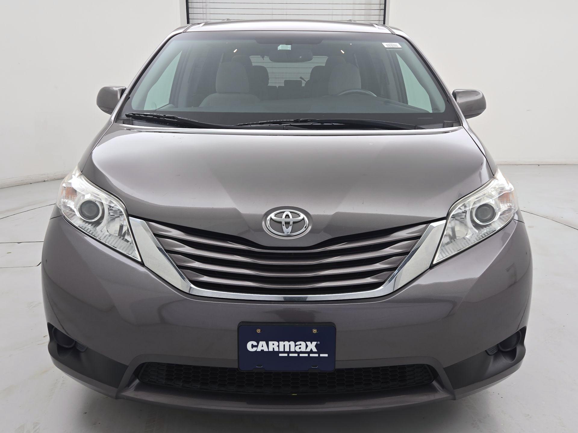 Thumbnail: 2017 Toyota Sienna - 2