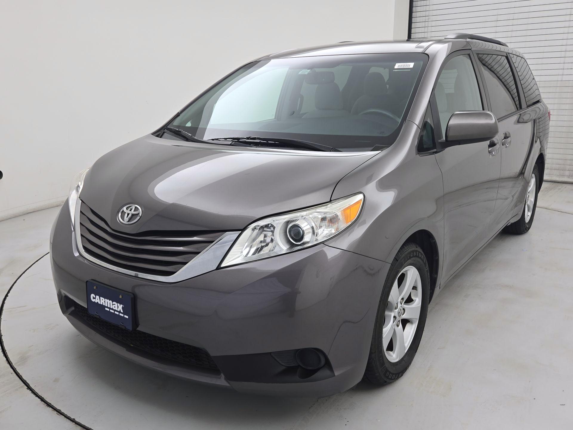Thumbnail: 2017 Toyota Sienna - 3