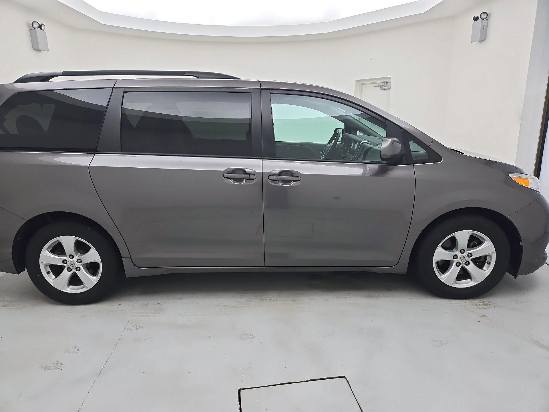 Thumbnail: 2017 Toyota Sienna - 4