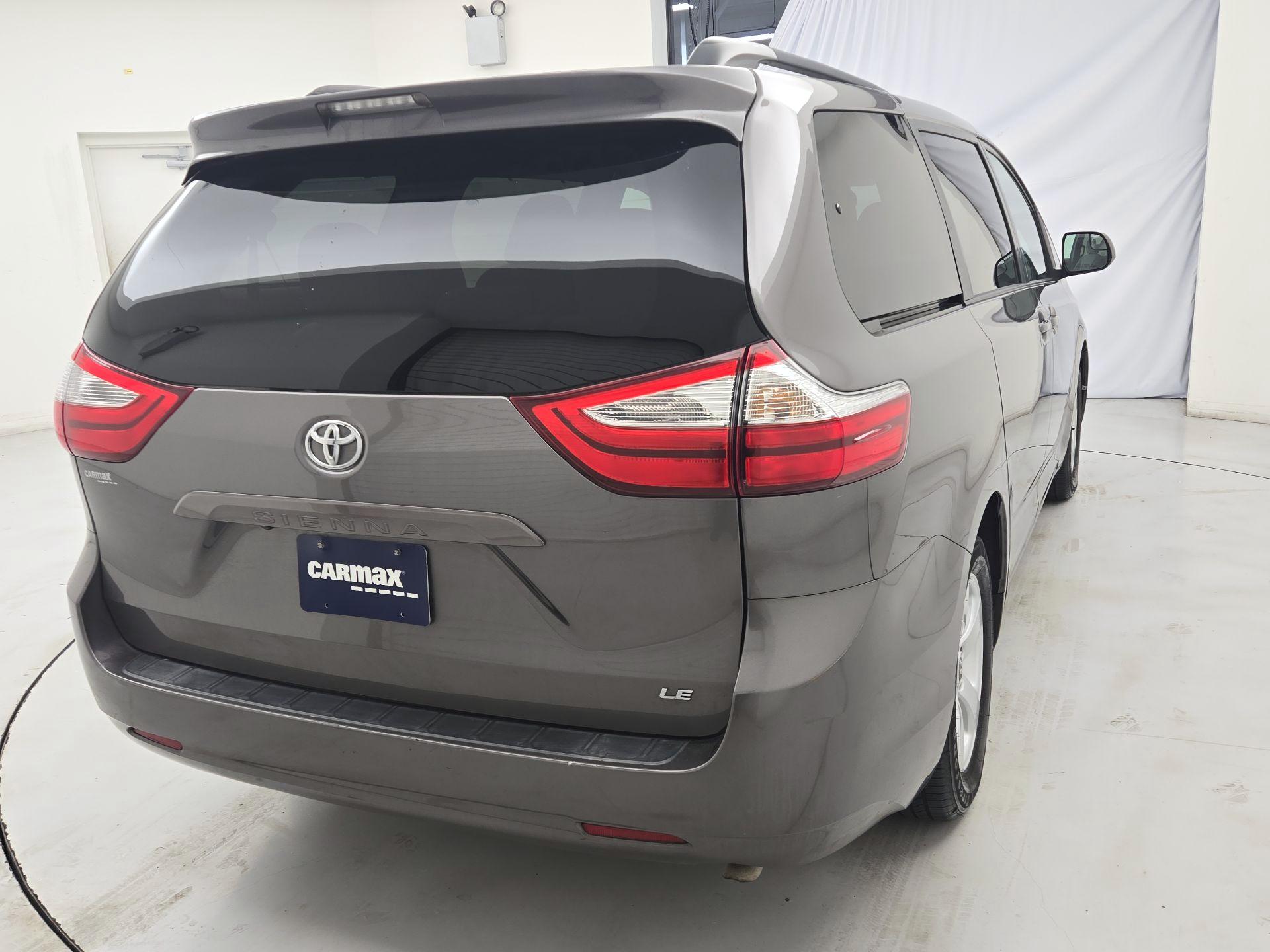 Thumbnail: 2017 Toyota Sienna - 5
