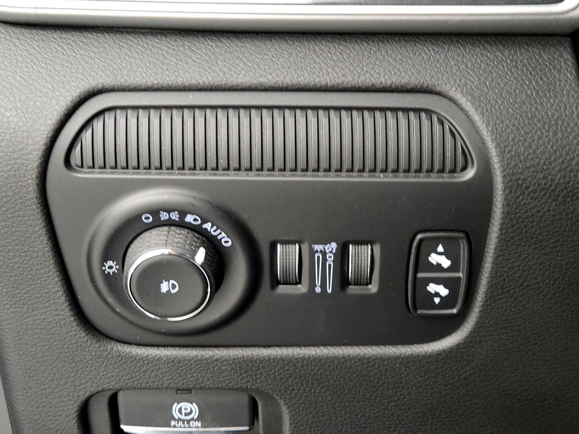 Thumbnail: 2023 Jeep Wagoneer - 13