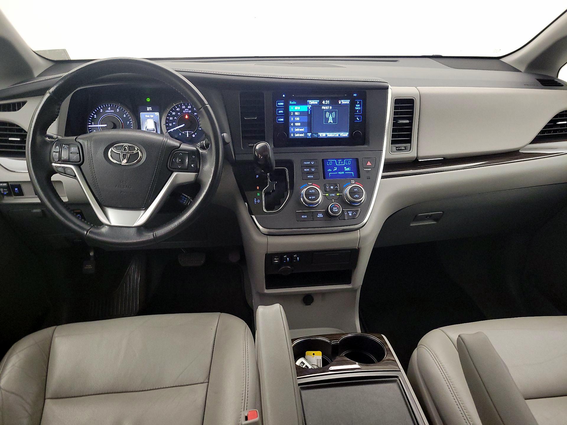 Thumbnail: 2017 Toyota Sienna - 9