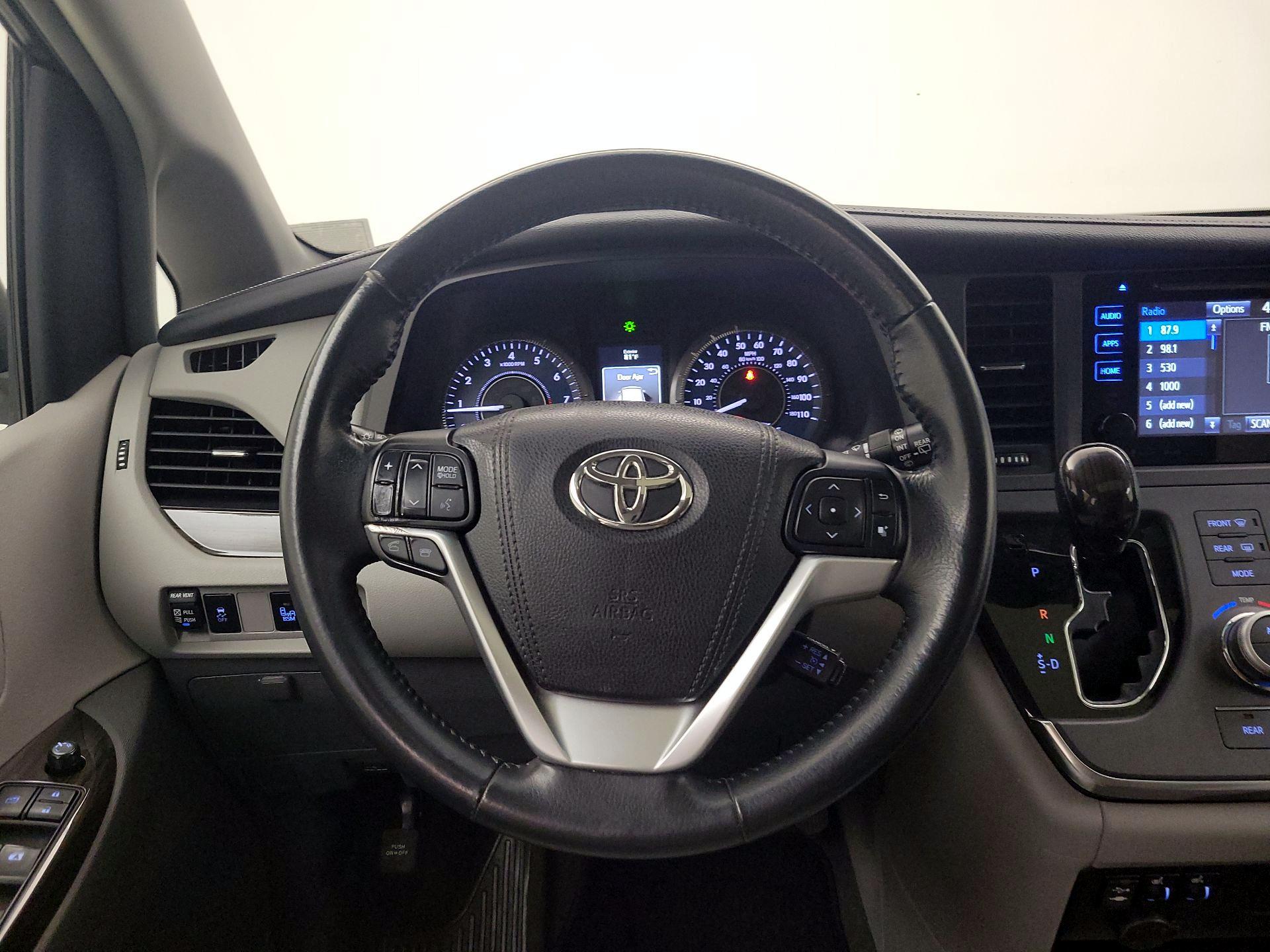 Thumbnail: 2017 Toyota Sienna - 10