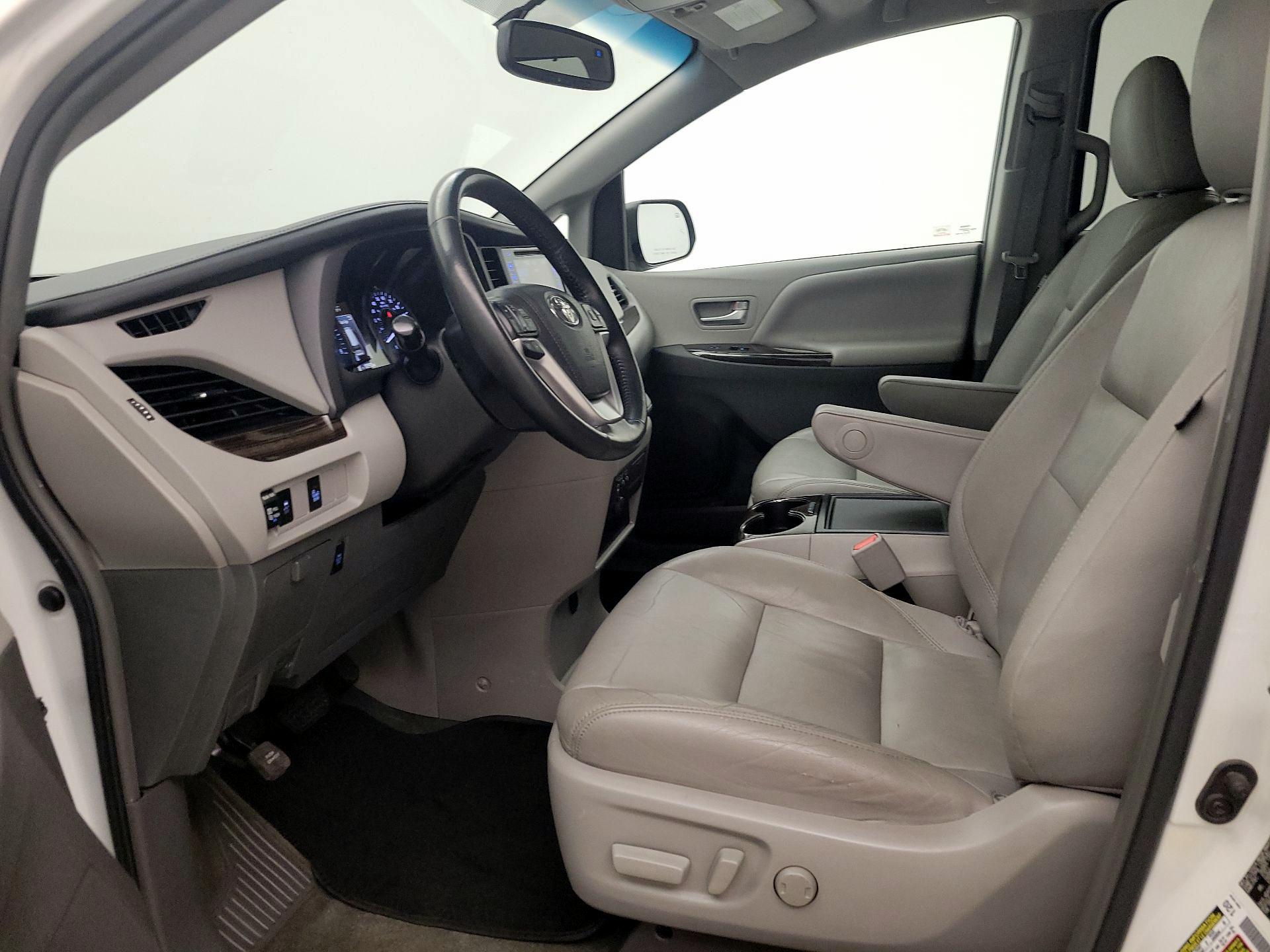 Thumbnail: 2017 Toyota Sienna - 11