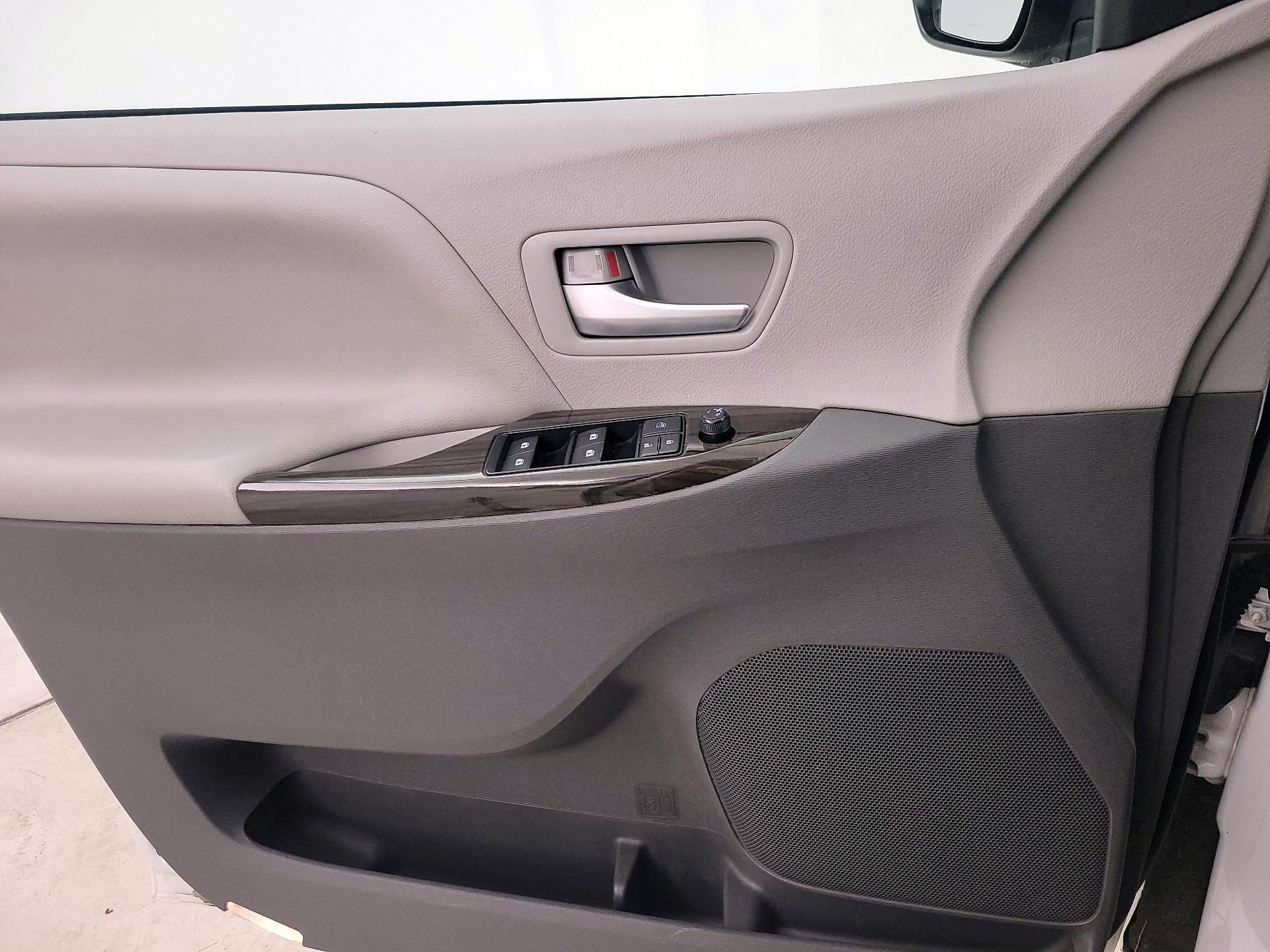 Thumbnail: 2017 Toyota Sienna - 12