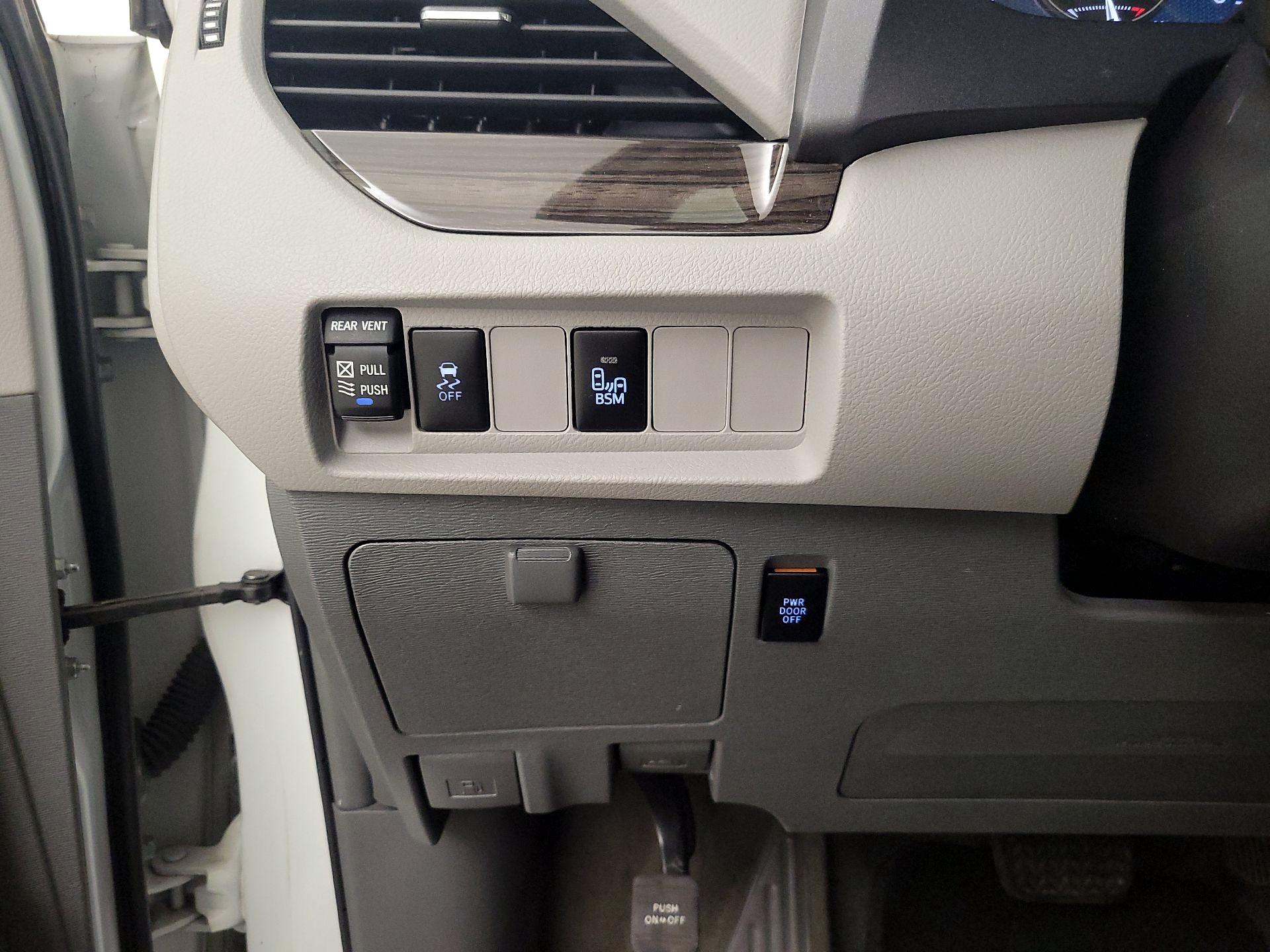 Thumbnail: 2017 Toyota Sienna - 13