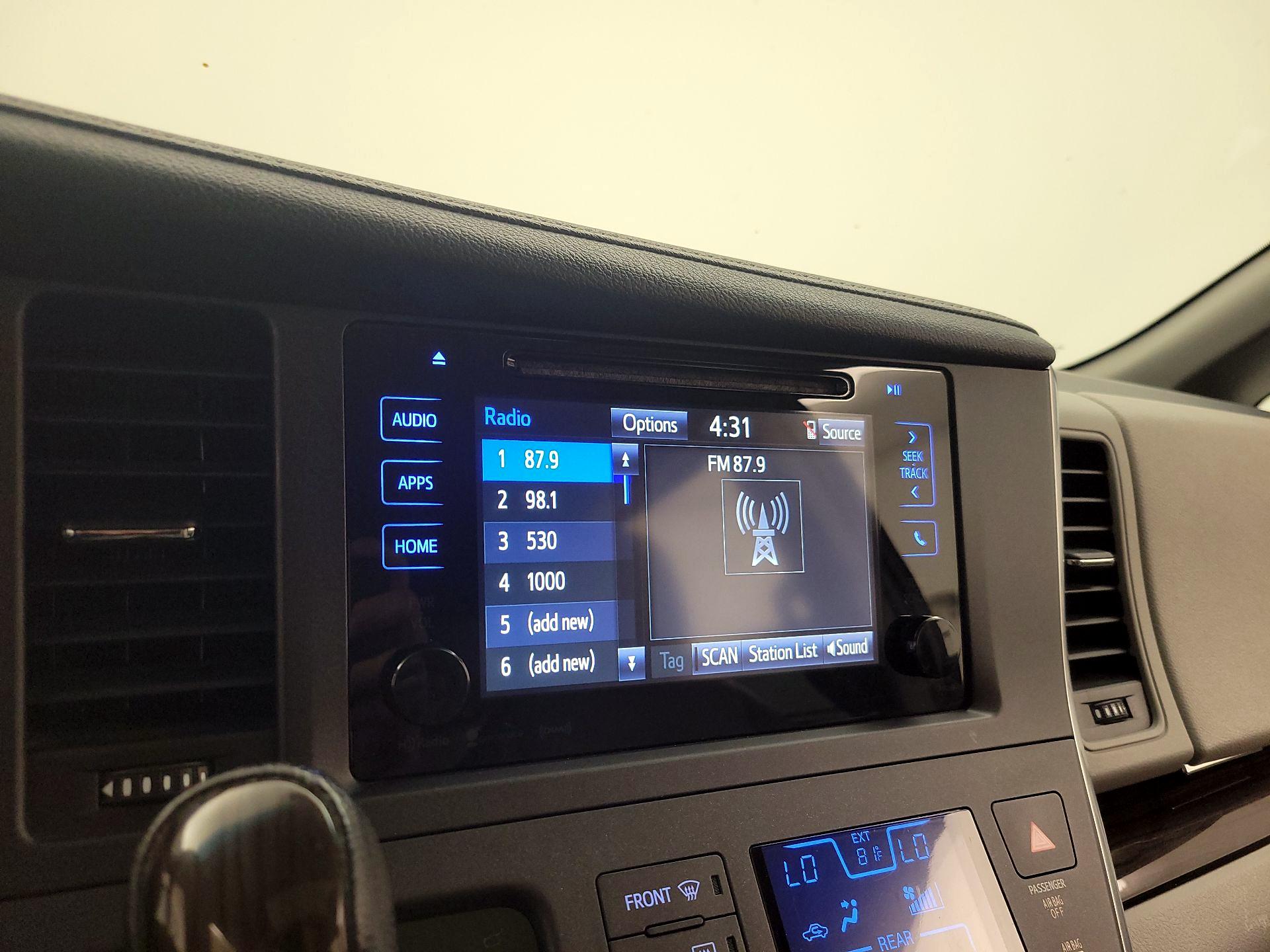 Thumbnail: 2017 Toyota Sienna - 15