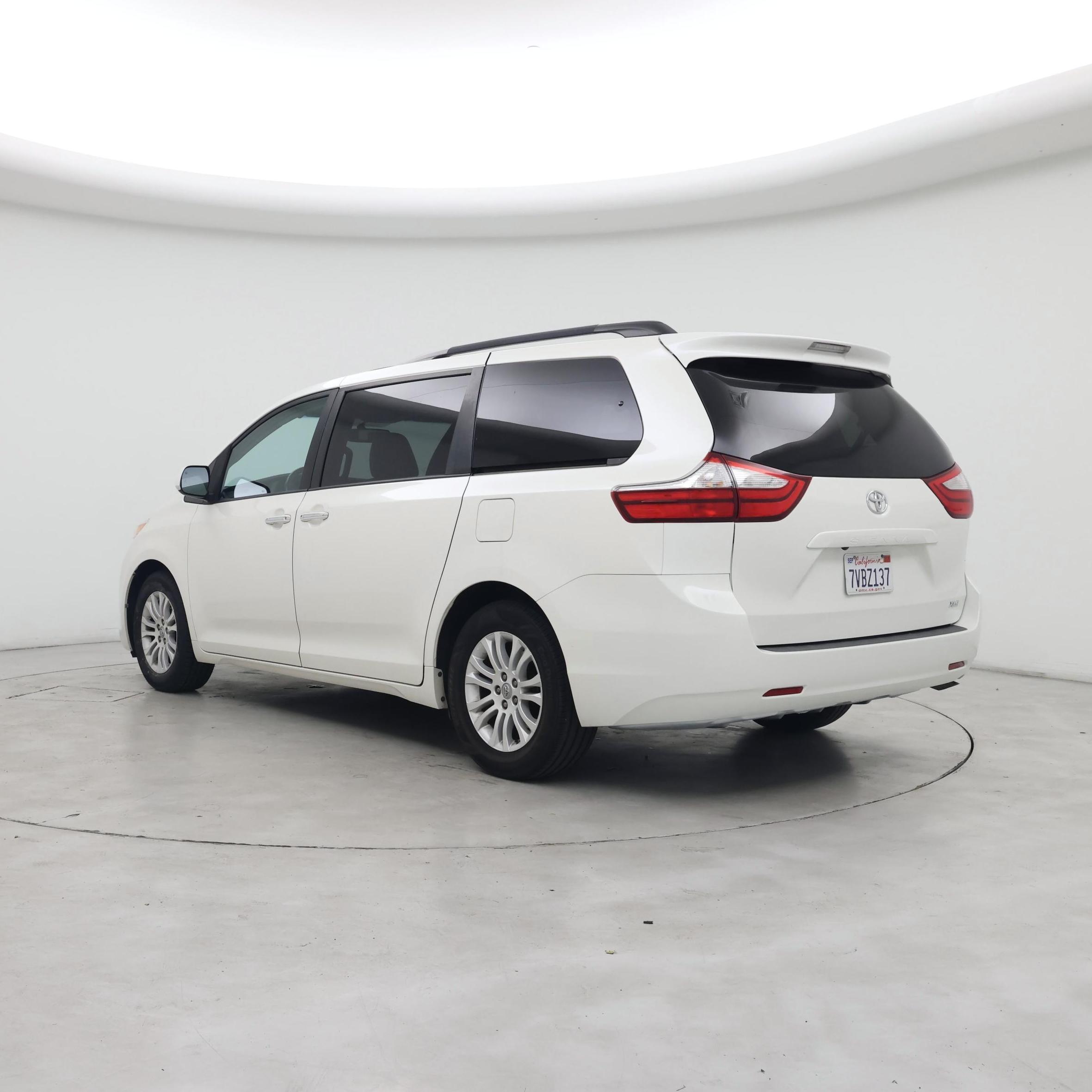 Thumbnail: 2017 Toyota Sienna - 2