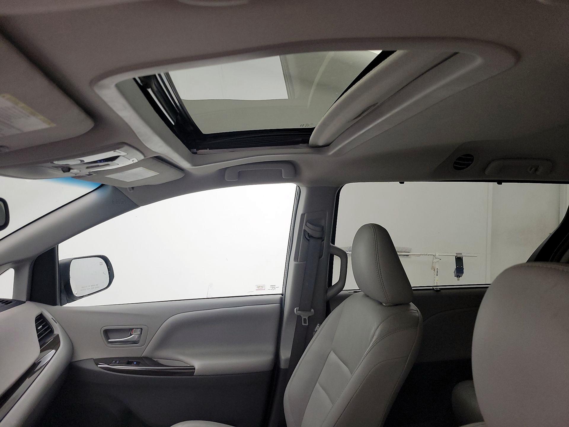 Thumbnail: 2017 Toyota Sienna - 19