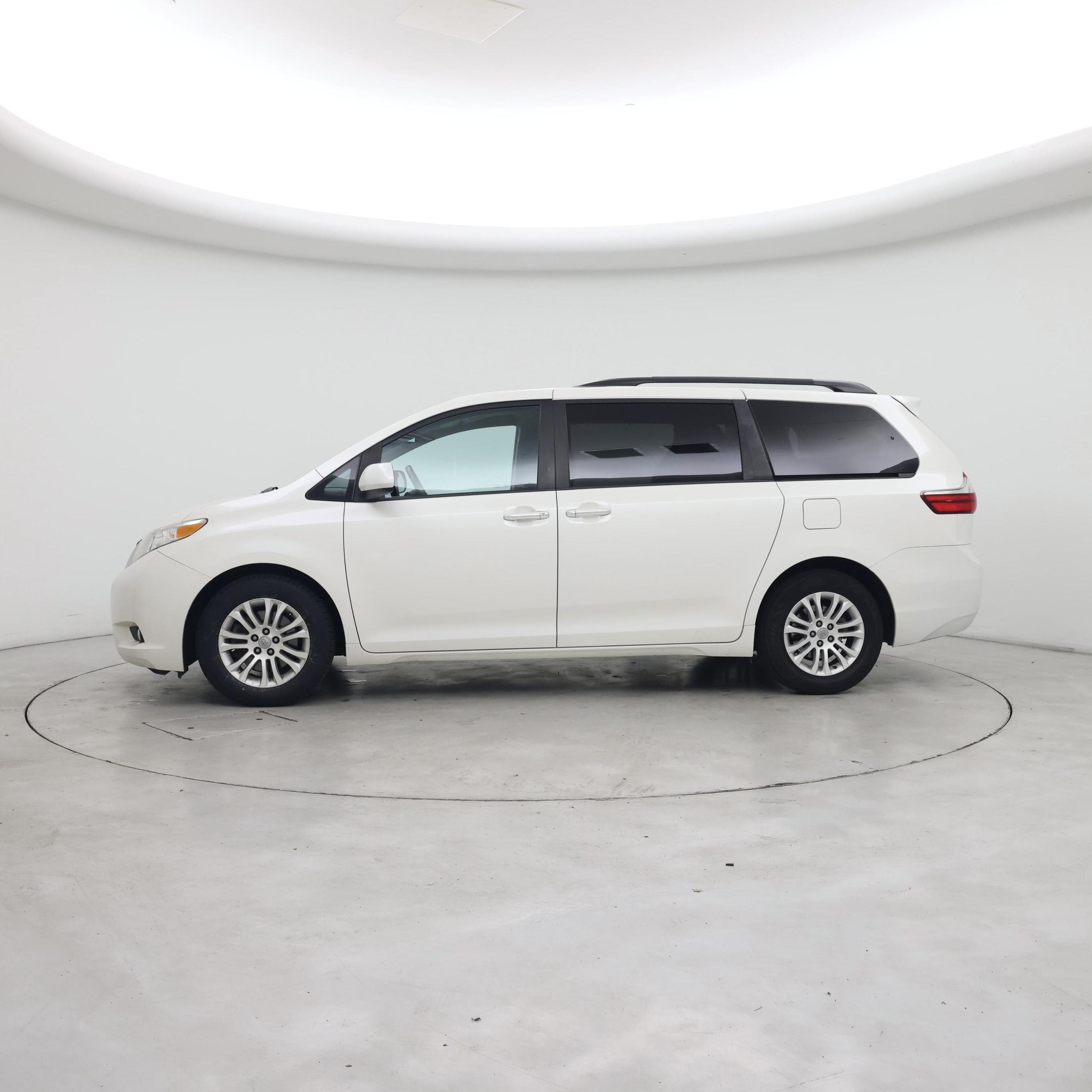 Thumbnail: 2017 Toyota Sienna - 3