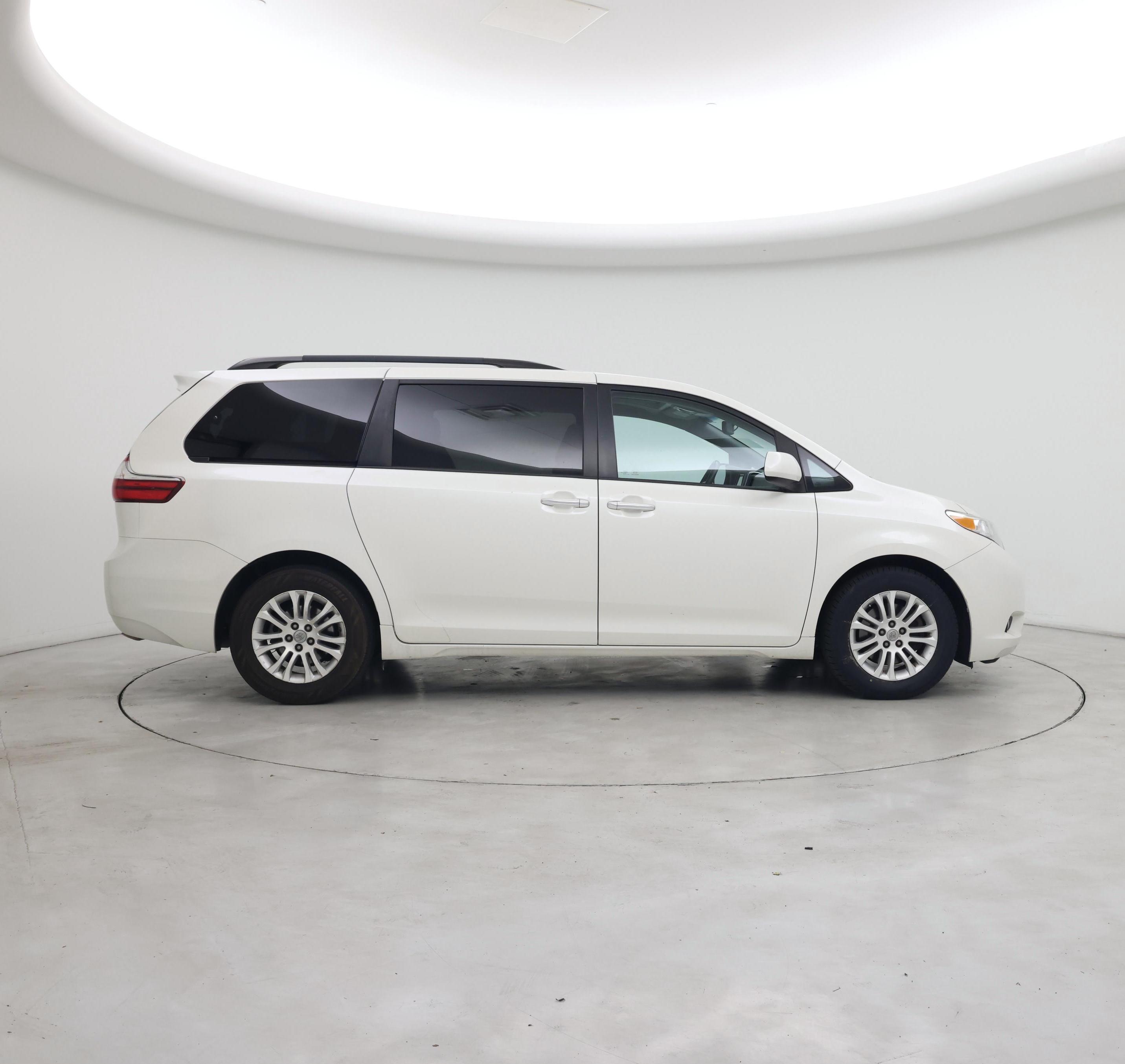 Thumbnail: 2017 Toyota Sienna - 7