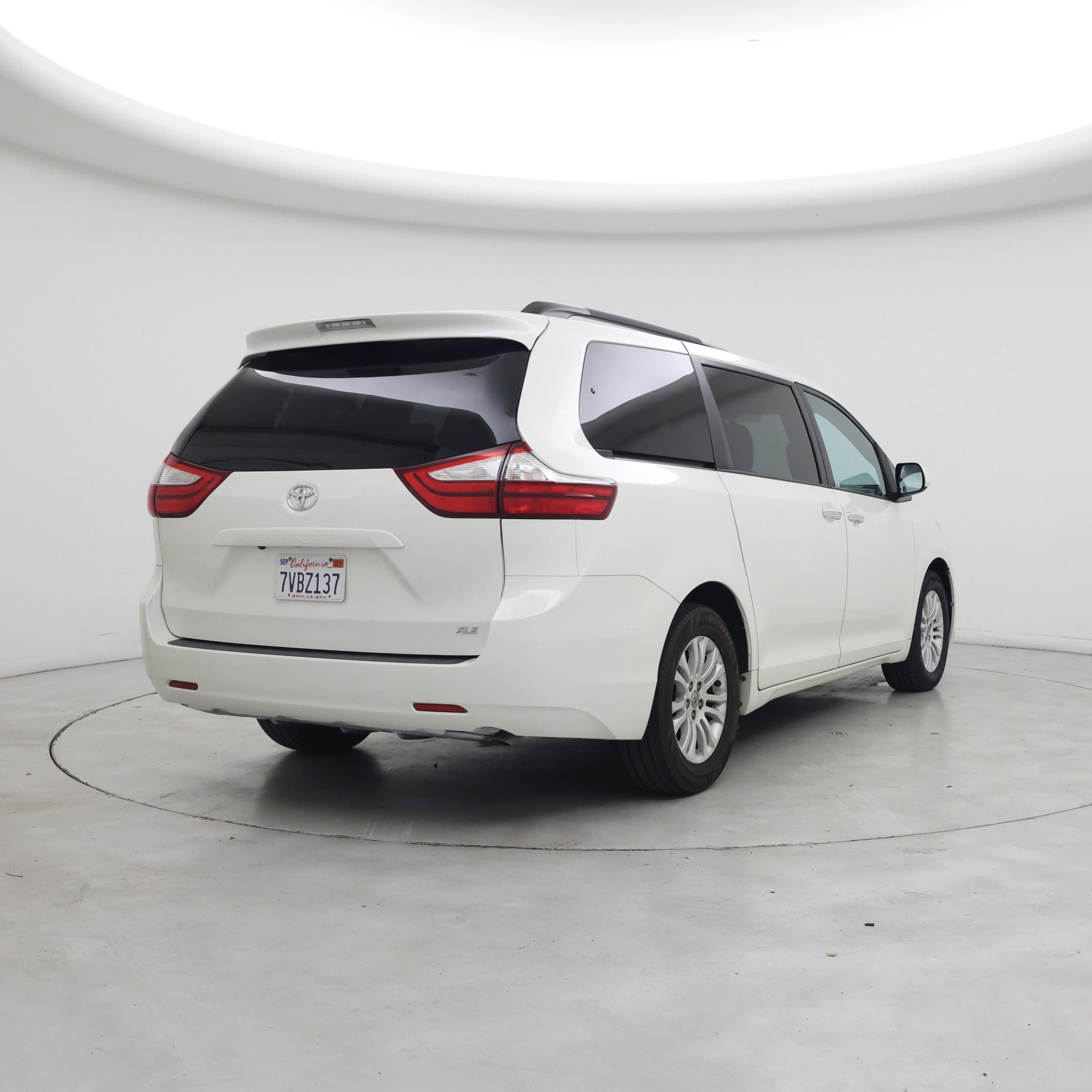 Thumbnail: 2017 Toyota Sienna - 8