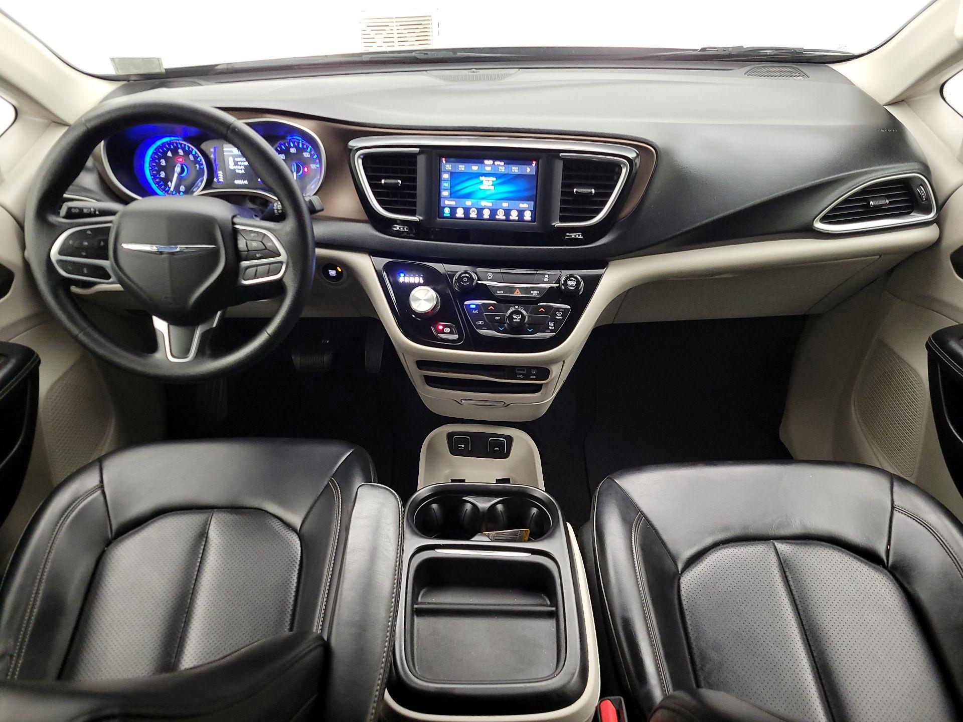 Thumbnail: 2020 Chrysler Voyager - 9