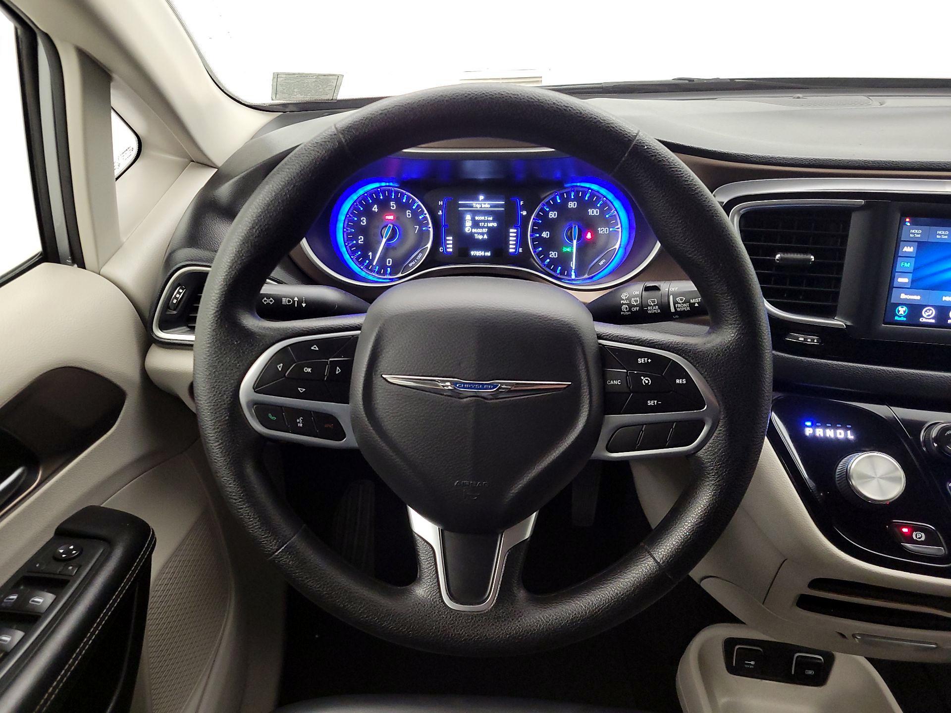 Thumbnail: 2020 Chrysler Voyager - 10