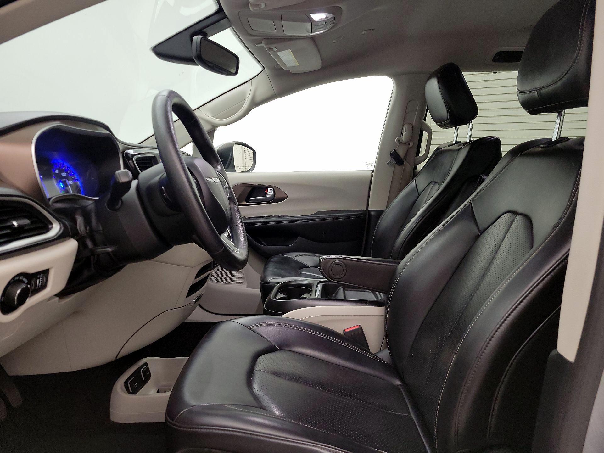 Thumbnail: 2020 Chrysler Voyager - 11