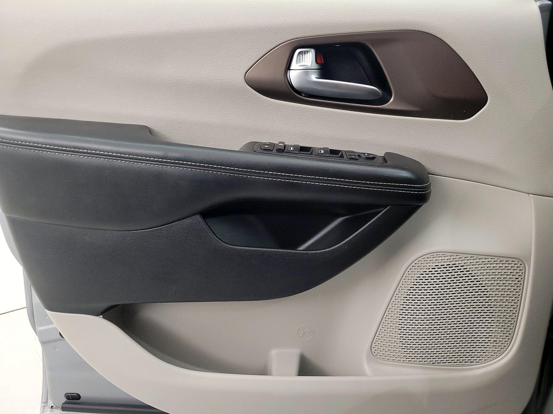 Thumbnail: 2020 Chrysler Voyager - 12