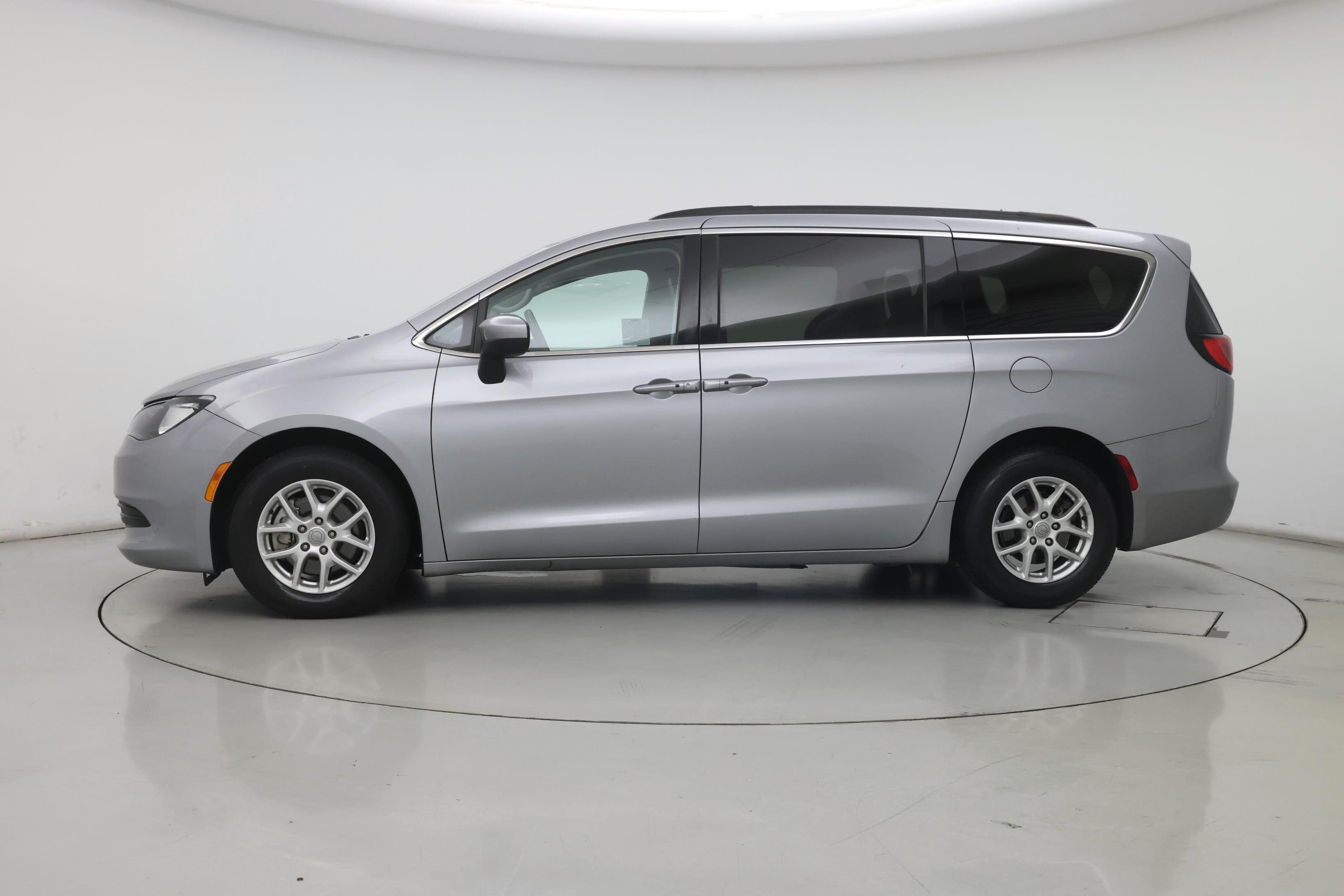 Thumbnail: 2020 Chrysler Voyager - 3