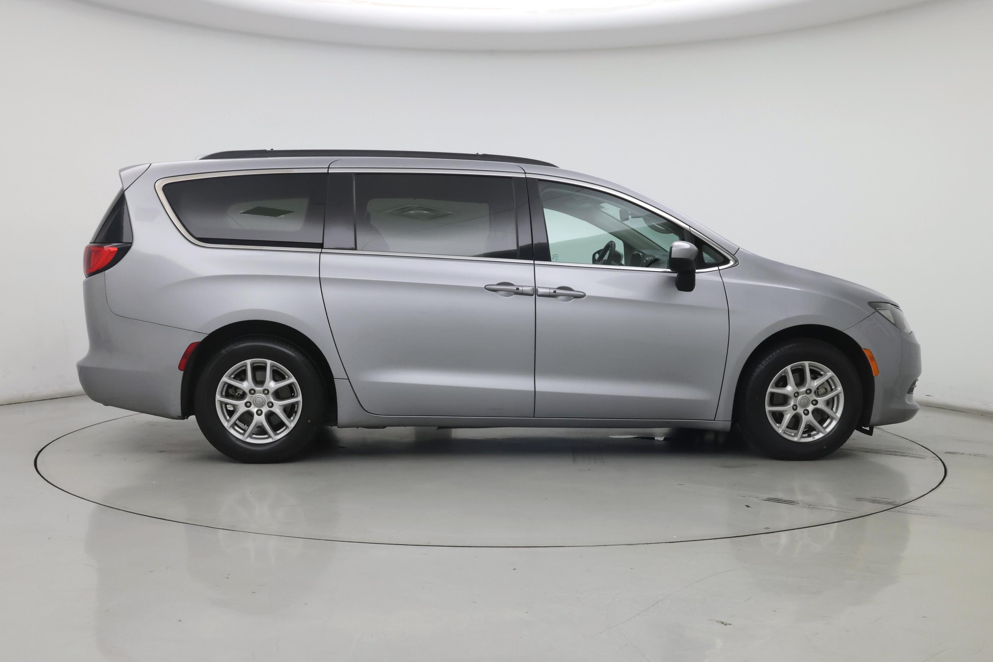 Thumbnail: 2020 Chrysler Voyager - 7