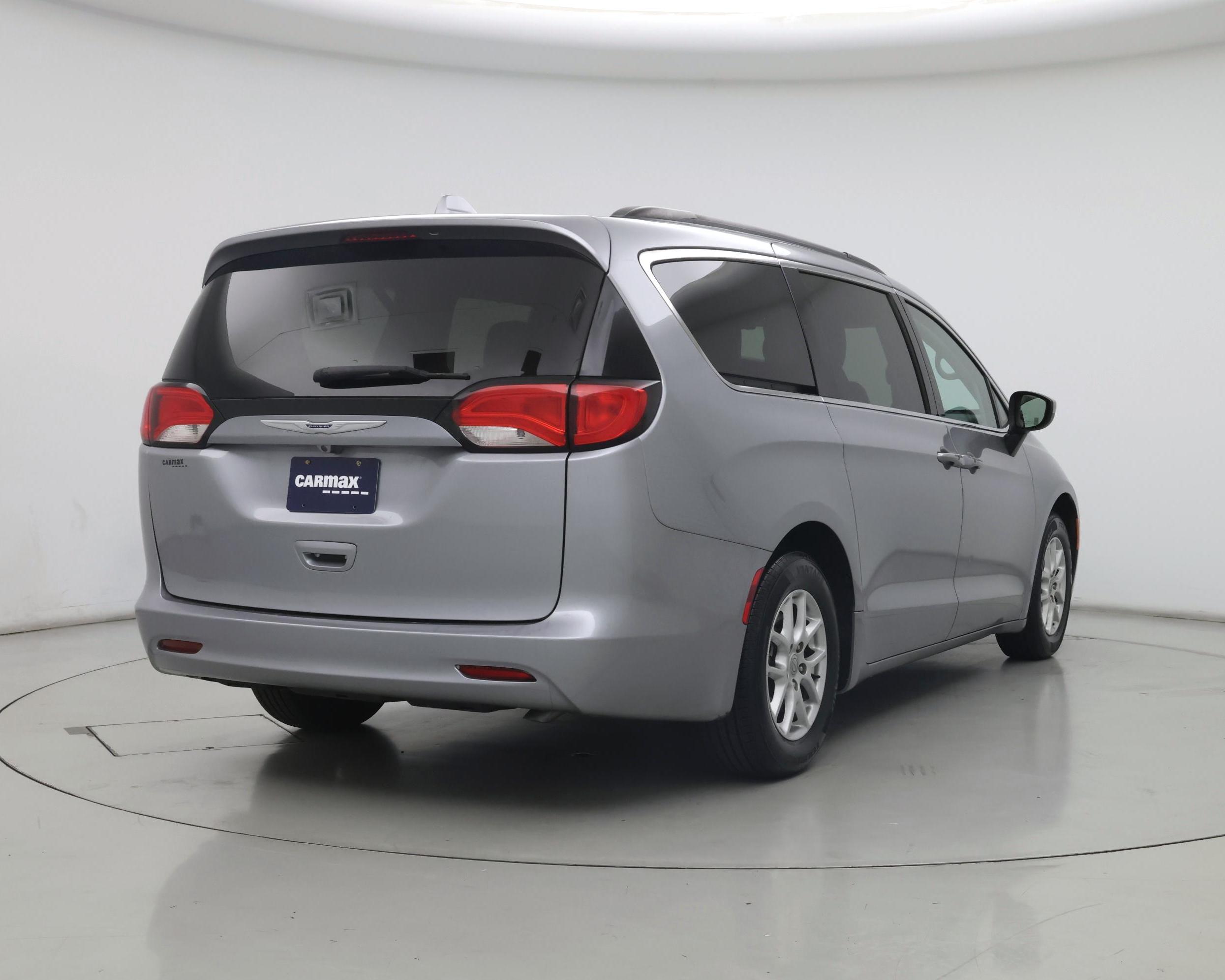 Thumbnail: 2020 Chrysler Voyager - 8