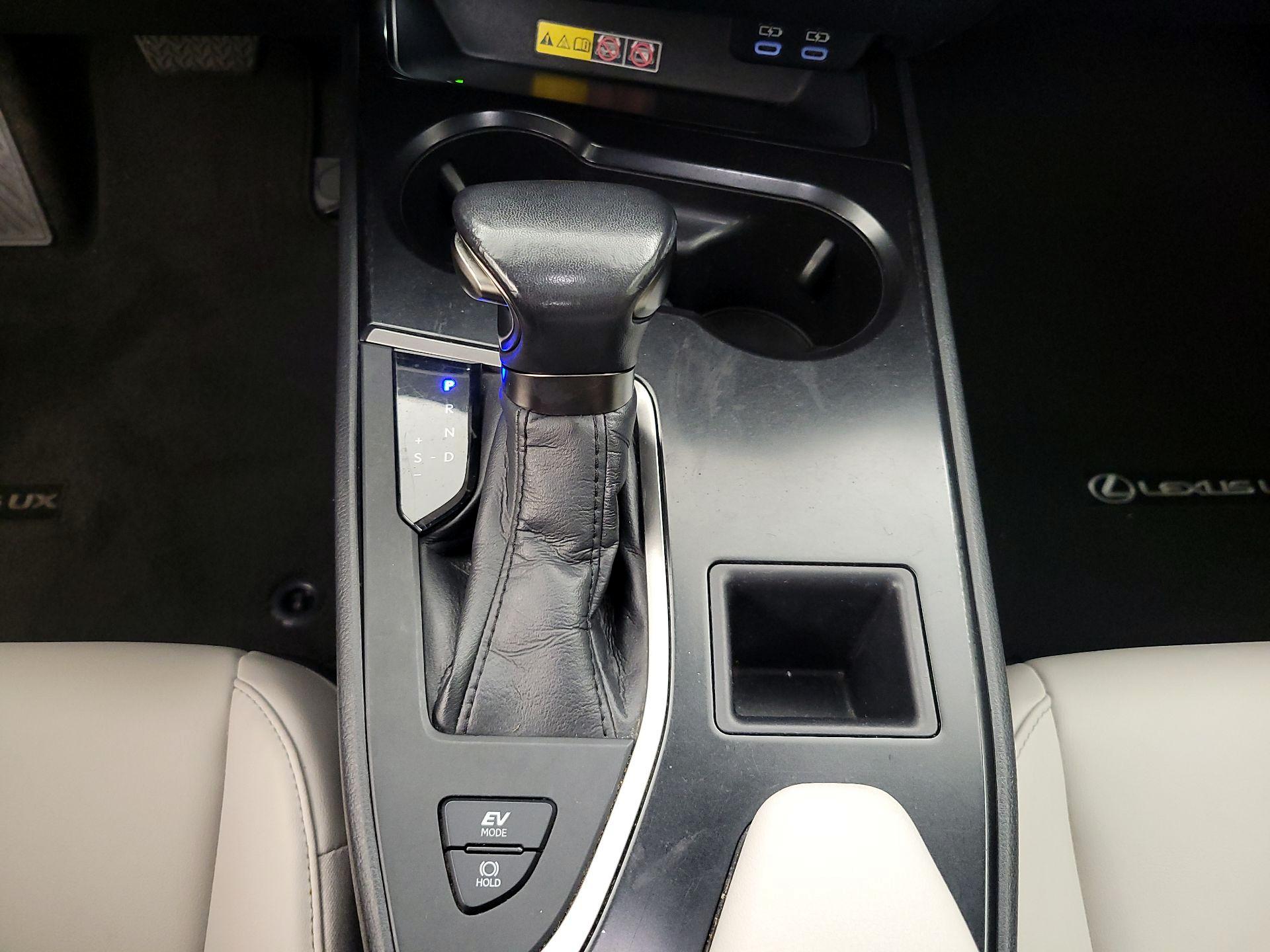 Thumbnail: 2023 Lexus UX - 17