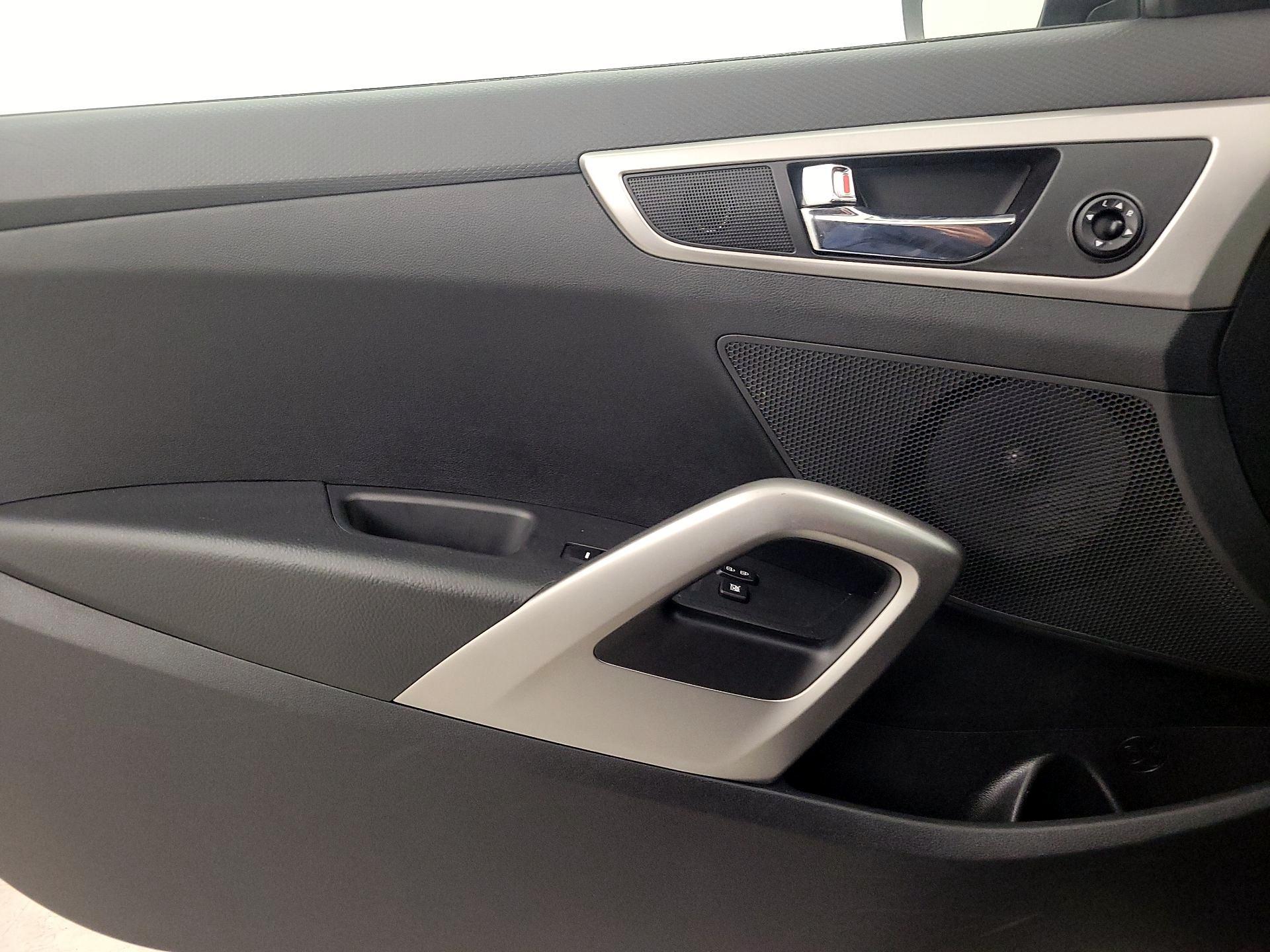 Thumbnail: 2016 Hyundai Veloster - 12