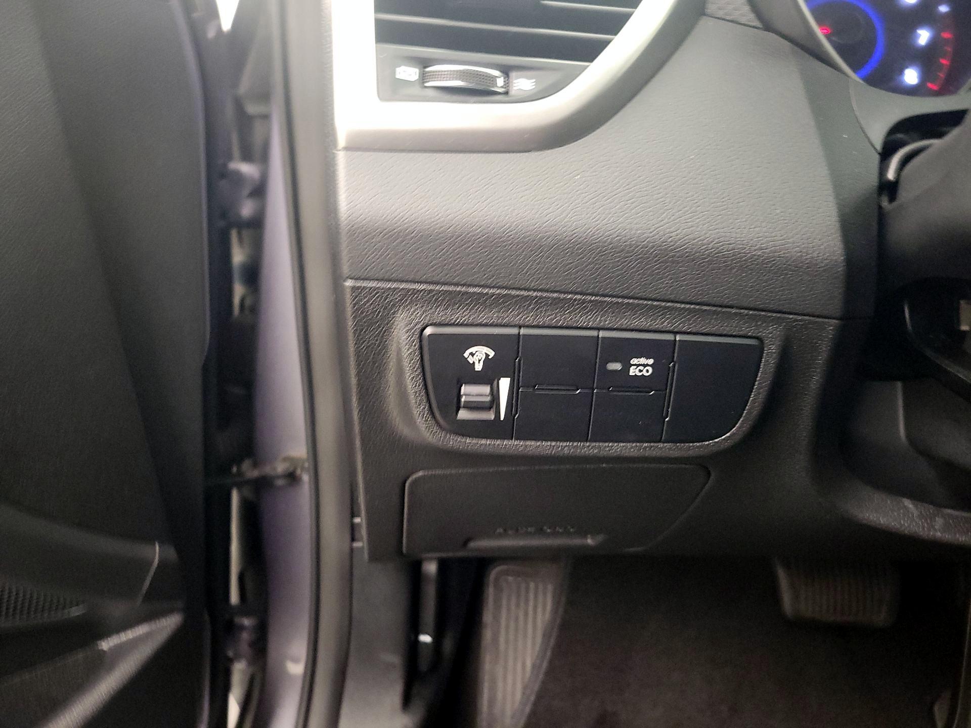 Thumbnail: 2016 Hyundai Veloster - 13