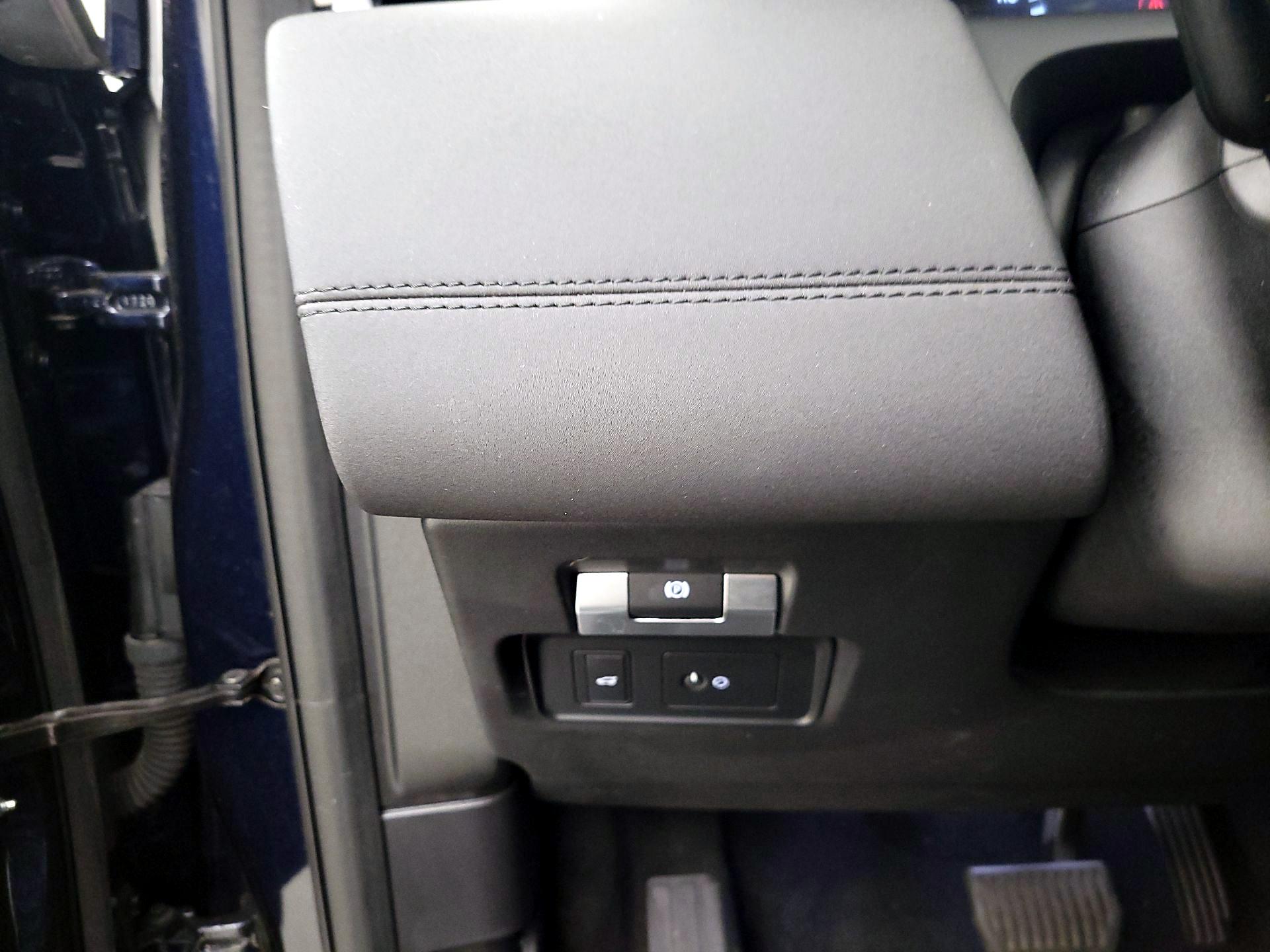 Thumbnail: 2020 Land Rover Discovery Sport - 13