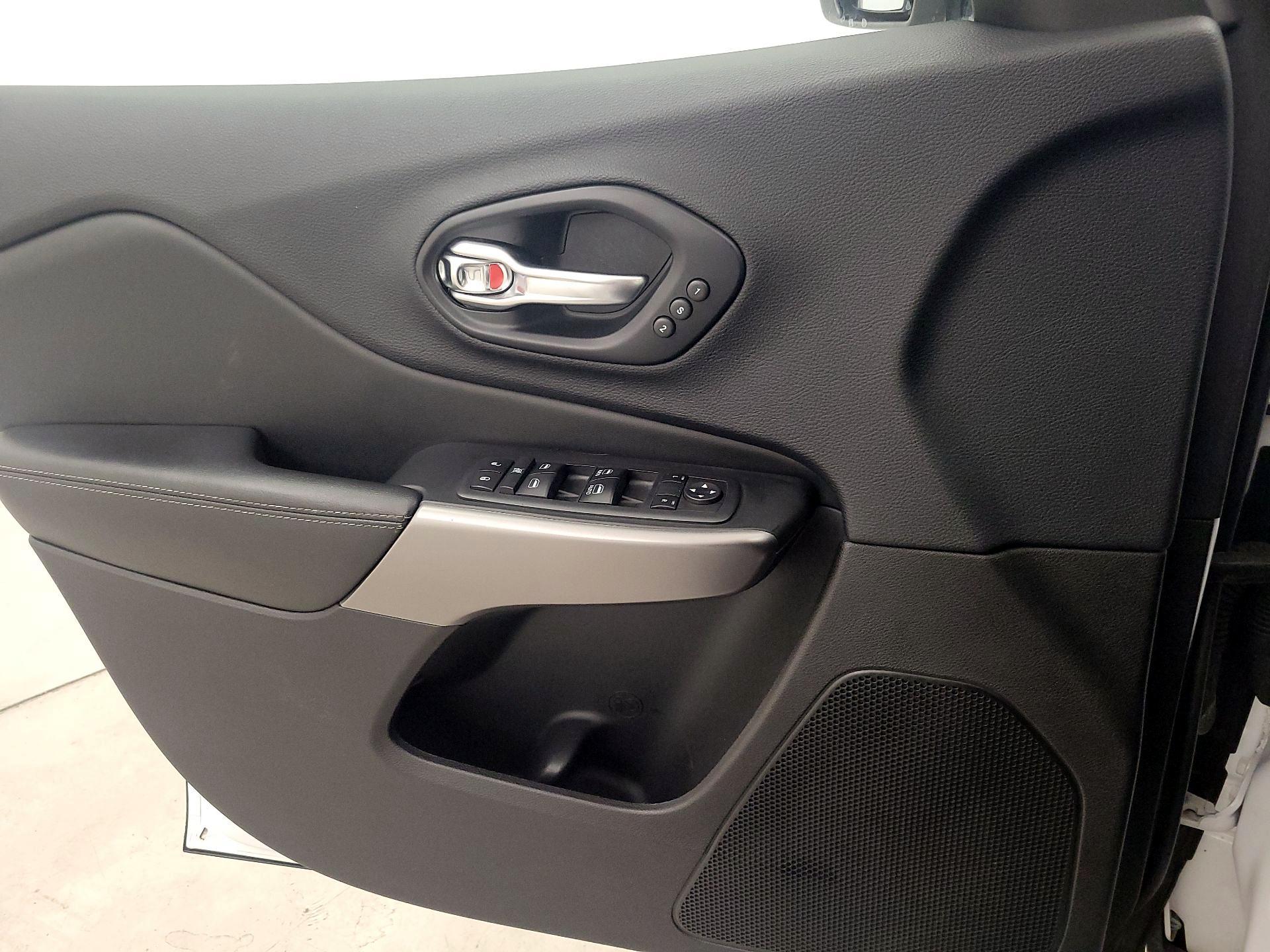 Thumbnail: 2019 Jeep Cherokee - 12