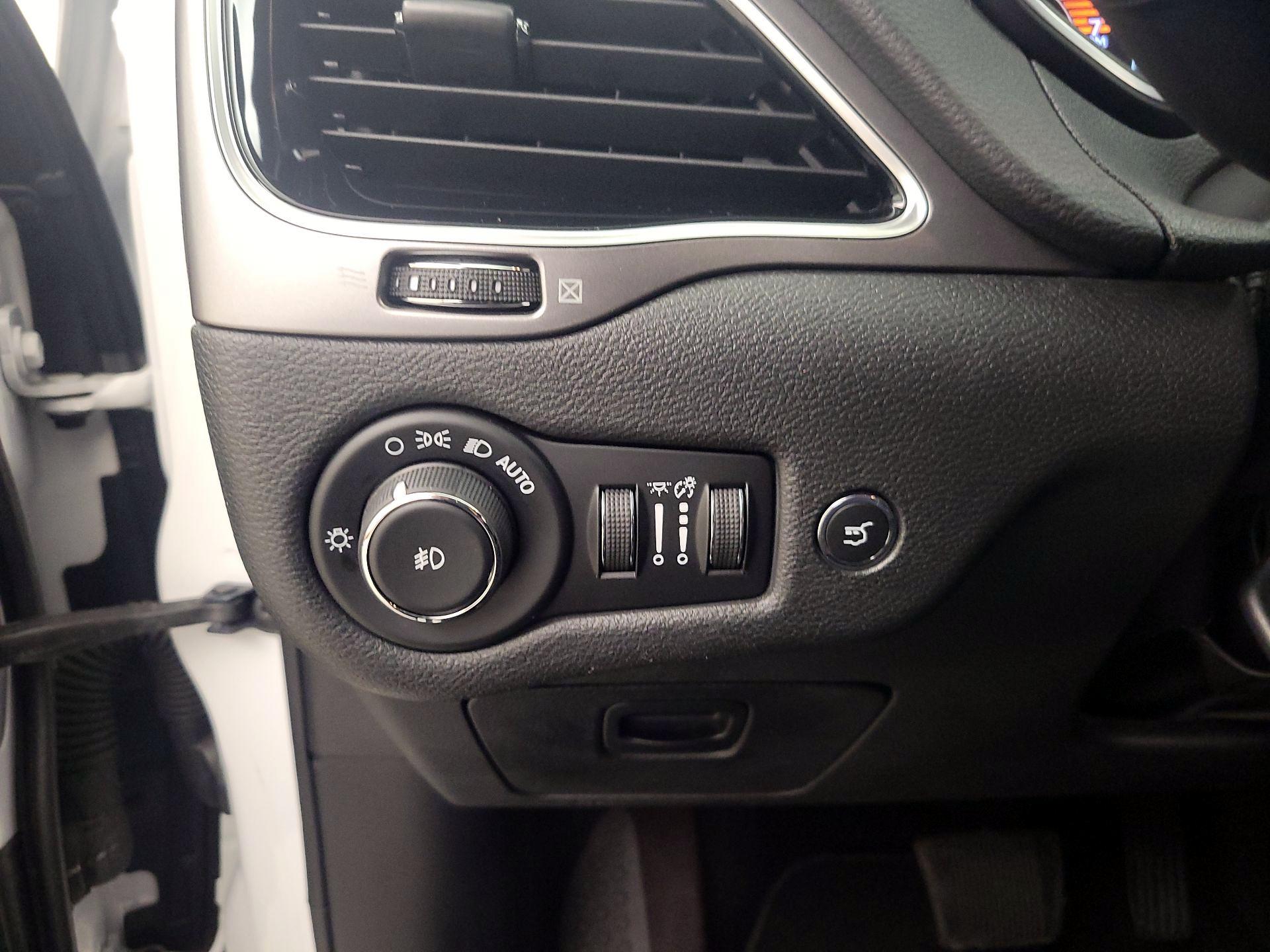 Thumbnail: 2019 Jeep Cherokee - 13