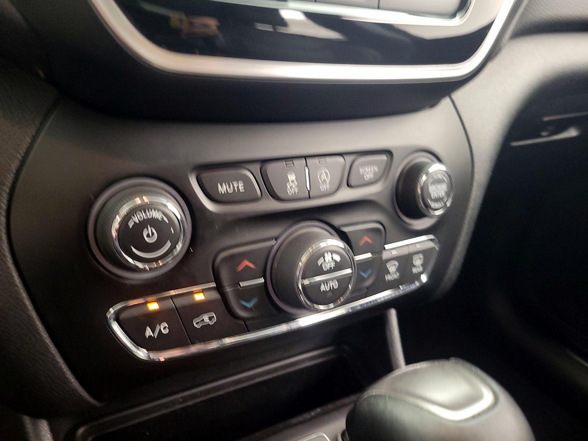 Thumbnail: 2019 Jeep Cherokee - 16