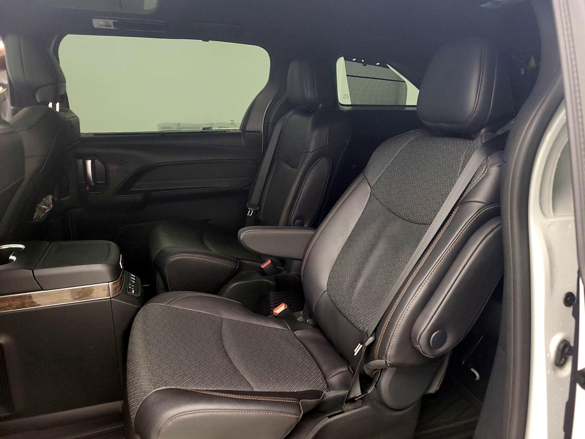 Thumbnail: 2025 Toyota Sienna - 20