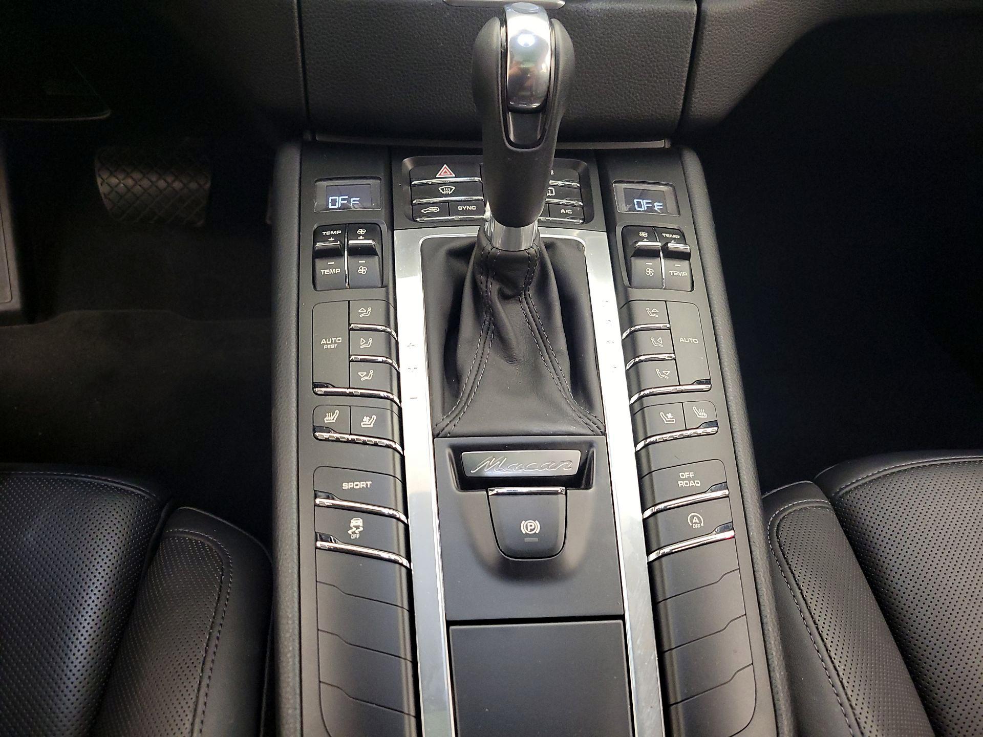 Thumbnail: 2015 Porsche Macan - 17