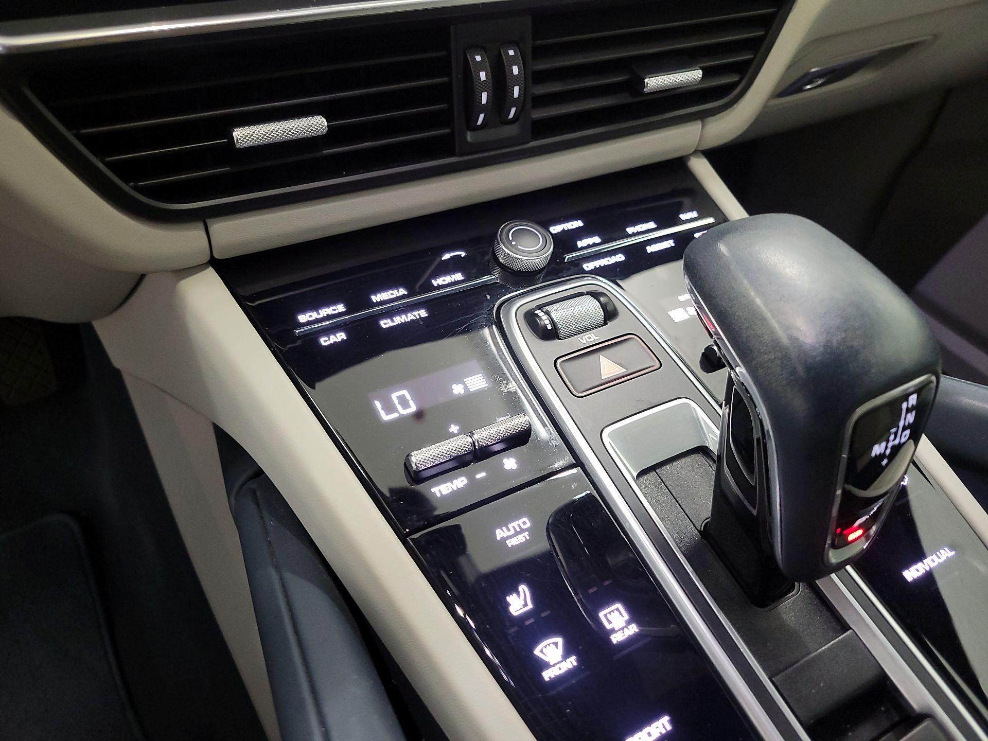 Thumbnail: 2022 Porsche Cayenne - 17