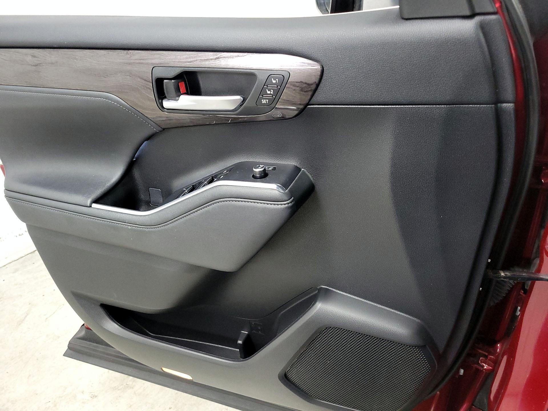 Thumbnail: 2023 Toyota Highlander - 12