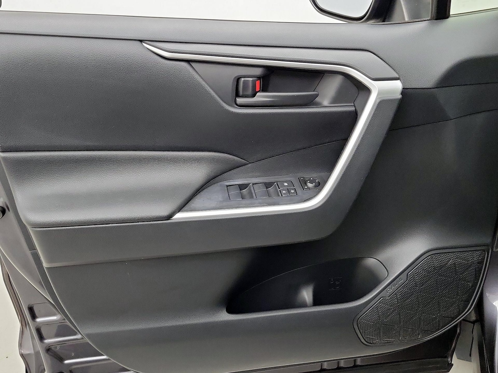 2019 Toyota RAV4 LE - Photo 13