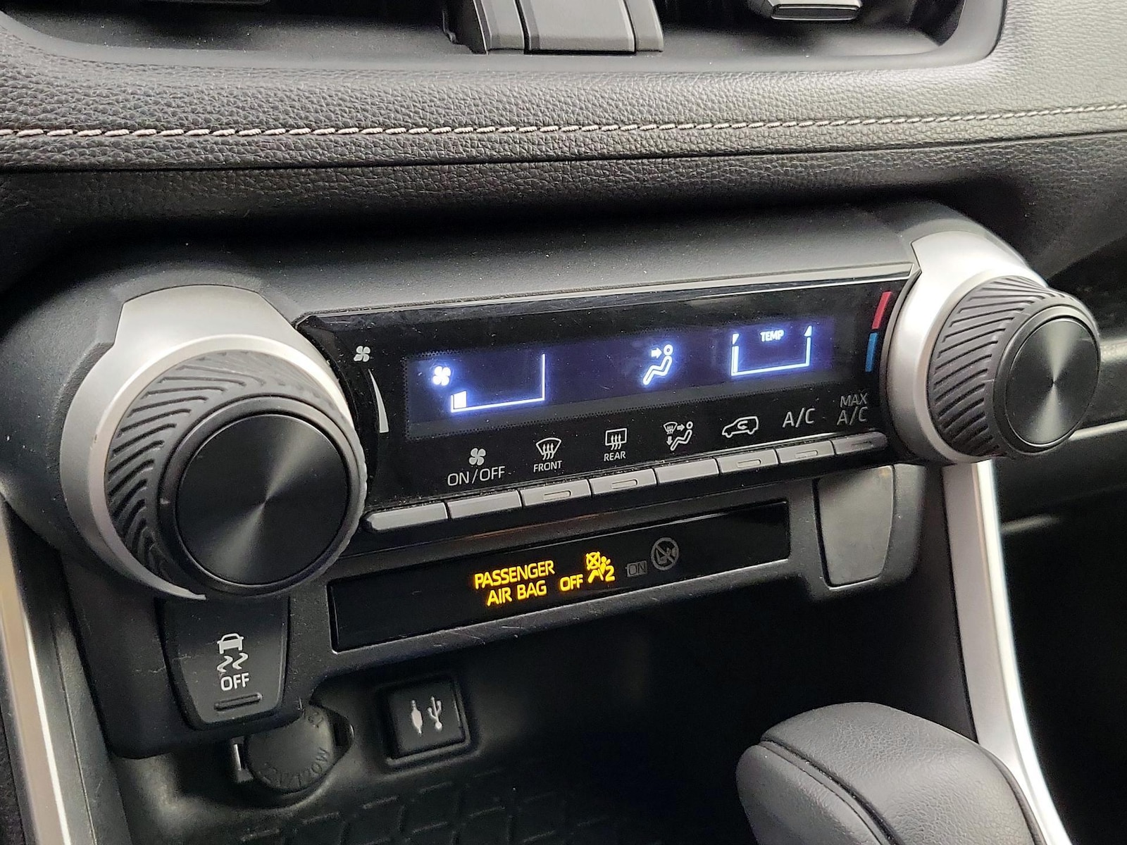 2019 Toyota RAV4 LE - Photo 17