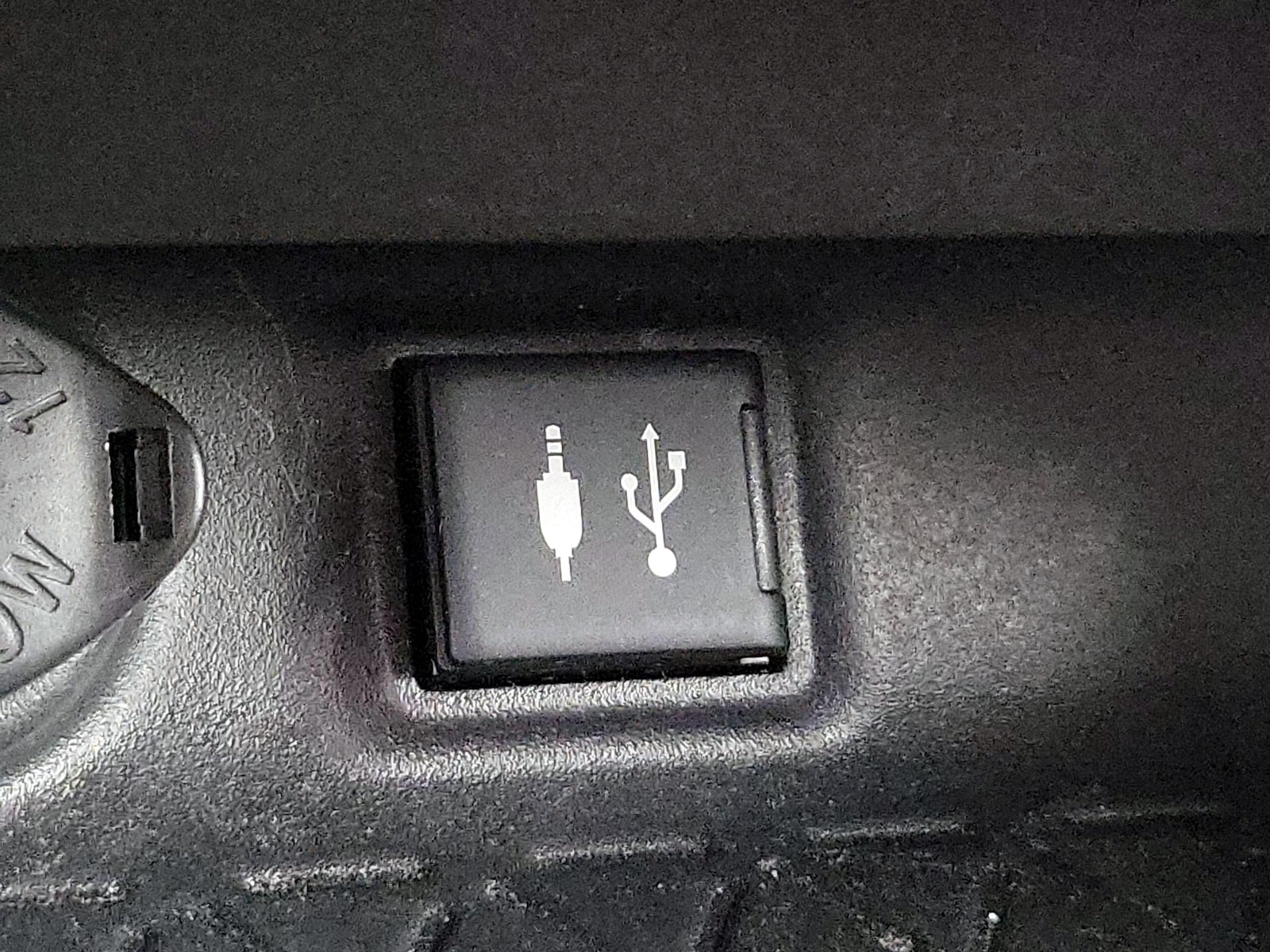 2019 Toyota RAV4 LE - Photo 19