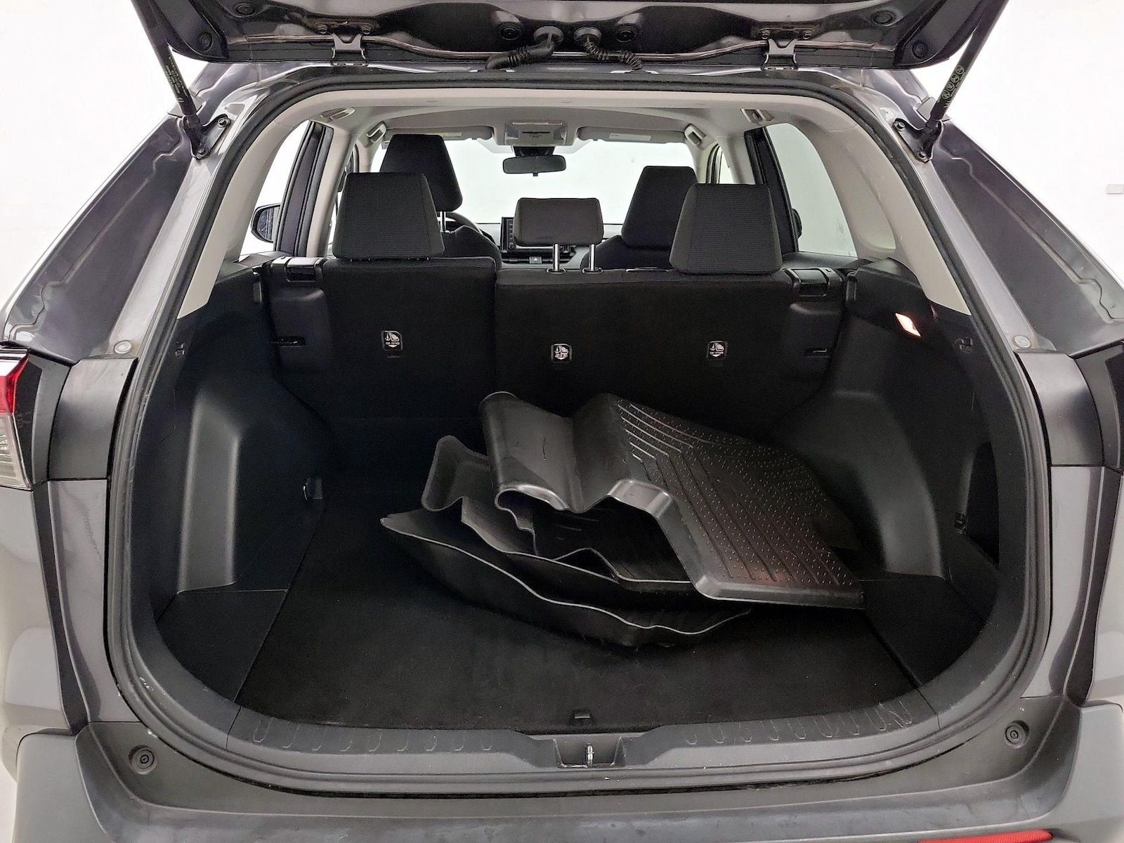 2019 Toyota RAV4 LE - Photo 21